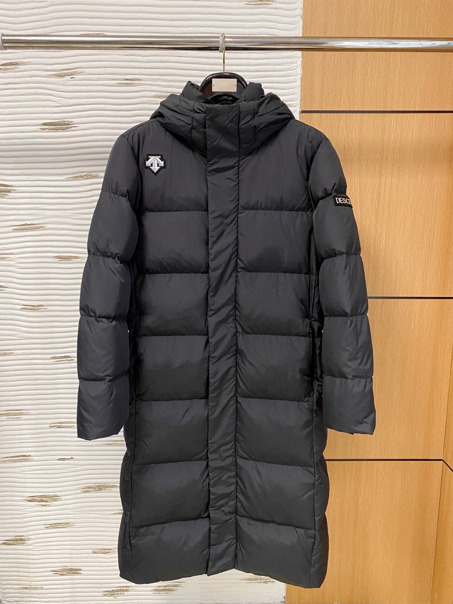 NO:600685,Descente 25ss new autumn and winter goose down jacket original version 1:1 customized hardware accessories are all imported and original customization. Welcome to compare at the counter. Absolutely high quality. Use top 95 fill-down goose down. Super soft and fluffy. Super-heavy fabrics with perfect workmanship. Pay attention to the fabrics are super comfortable. Exclusive model. Not available in the market. Same size for men and women. S-XL can wear up to 170 catties,, down jacket, alexander wang19860909迪桑特 25ss秋冬新款鹅绒羽绒服原版1:1订制五金配件全进口原版定制 欢迎专柜对比 绝对的高品质 采用顶级95充绒量鹅绒 超柔软 充羽量蓬松饱满 超级重面料做工杠杠的版型完美 注意面料超舒服 独家款 非市场货 男女同款尺码 S-XL最大穿170斤,,down jacket,alexander wang,Men's clothing