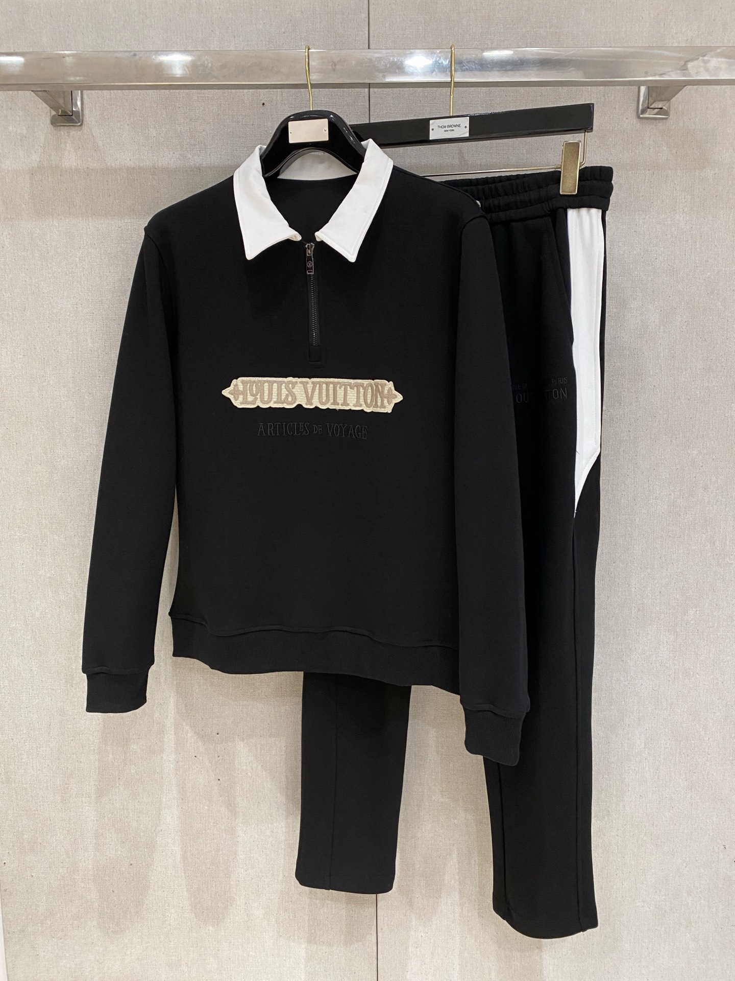 NO:612319,Louis Vuitton LV 2025 new popular sweatshirt set. The original product is carefully crafted by top designers. It has a fitting and perfect upper body effect. It is all-natural and high-quality and has a thickened new air layer. It has a close-fitting comfort, noble and elegant!  Original hardware embodies elegance and nobility!  Counter size M-3XL,,louis vuitton,louis vuitton,hoodie,sweatshirts,alexander wang19860909路易威登 LV 2025全新爆款卫衣套装 原单狠货倾注顶级设计师的精心之作 就为一个贴合、完美的上身效果 全天然优质加厚新空气层,贴身的舒适感 高贵典雅！原厂五金无不彰显优雅高贵气质！专柜尺码M-3XL,,louis vuitton,louis vuitton,hoodie,sweatshirts,alexander wang,Men's clothing