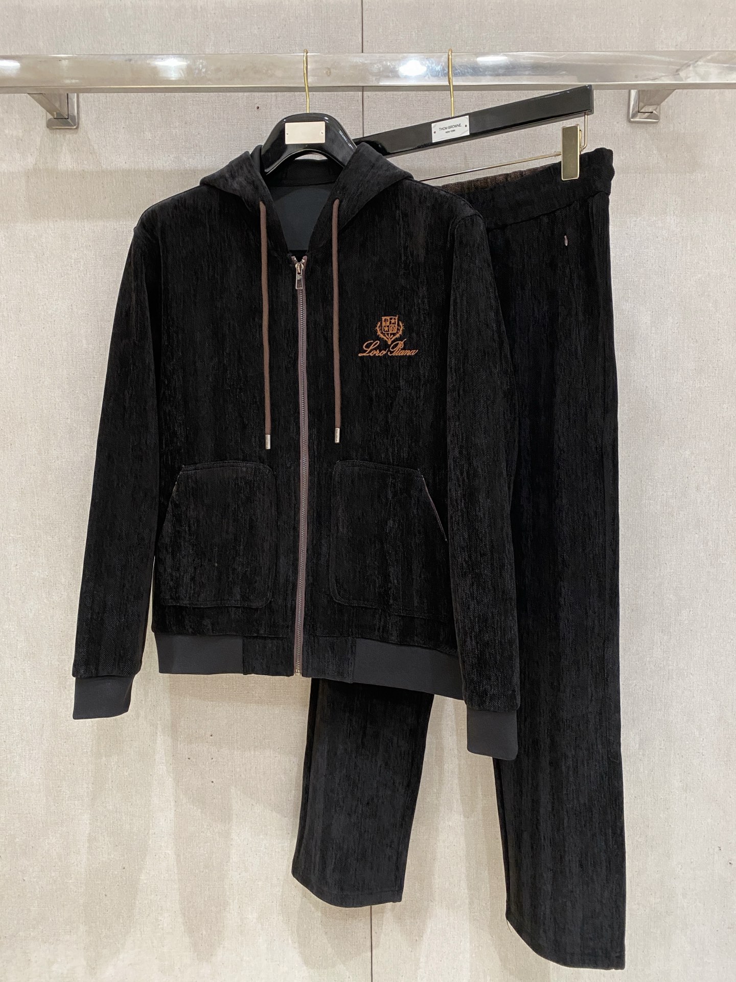 NO:612358,LP's new hot-selling cardigan suit. The original product is carefully crafted by top designers. It has a fitting and perfect upper body effect. It is all-natural and high-quality thickened pure cotton. It has a close-fitting comfort, noble and elegant!  Original hardware embodies elegance and nobility!  Counter size M-3XL,,loro piana,alexander wang19860909LP 全新爆款开衫套装 原单狠货倾注顶级设计师的精心之作 就为一个贴合、完美的上身效果 全天然优质加厚纯棉,贴身的舒适感 高贵典雅！原厂五金无不彰显优雅高贵气质！专柜尺码M-3XL,,loro piana,alexander wang,Men's clothing