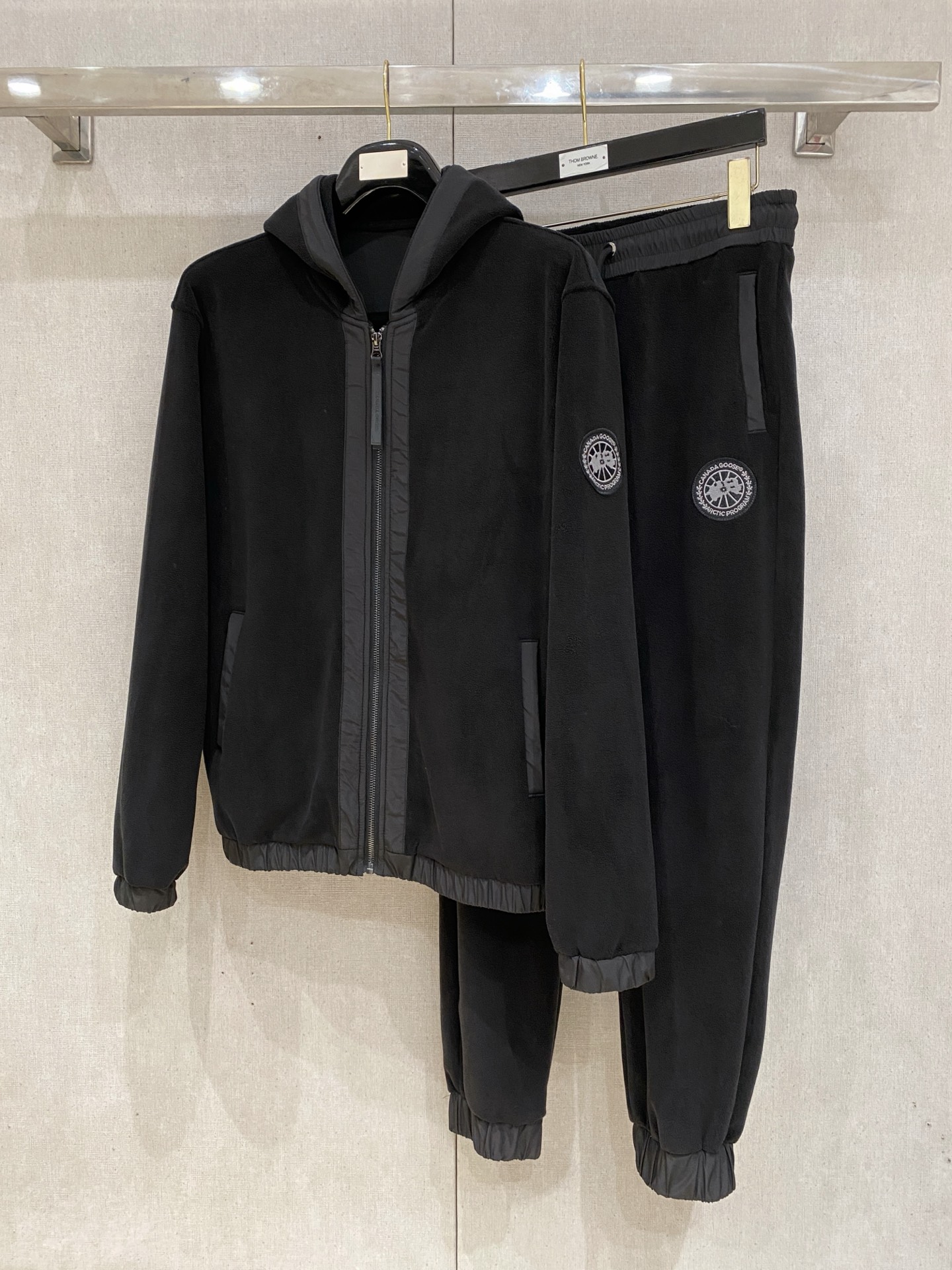 NO:612328,Canada's 2025 new popular cardigan suit. The original product is carefully crafted by top designers. It has a fitting and perfect upper body effect. It is all-natural and high-quality thickened sherpa, with a close-fitting comfort, noble and elegant!  Original hardware embodies elegance and nobility!  Counter size M-3XL,,alexander wang19860909加拿大2025全新爆款开衫套装 原单狠货倾注顶级设计师的精心之作 就为一个贴合、完美的上身效果 全天然优质加厚羊羔绒,贴身的舒适感 高贵典雅！原厂五金无不彰显优雅高贵气质！专柜尺码M-3XL,,alexander wang,Men's clothing