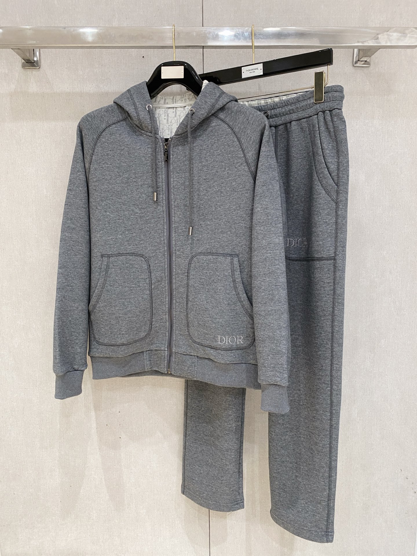 NO:612323,Dior DIOR 2025 new popular cardigan suit. The original product is carefully crafted by top designers. It has a fitting and perfect upper body effect. It is all-natural and high-quality thickened cotton. It has a close-fitting comfort, noble and elegant!  Original hardware embodies elegance and nobility!  Counter size M-3XL,,dior,dior,alexander wang19860909迪奥 DIOR 2025全新爆款开衫套装 原单狠货倾注顶级设计师的精心之作 就为一个贴合、完美的上身效果 全天然优质加厚纯棉,贴身的舒适感 高贵典雅！原厂五金无不彰显优雅高贵气质！专柜尺码M-3XL,,dior,dior,alexander wang,Men's clothing