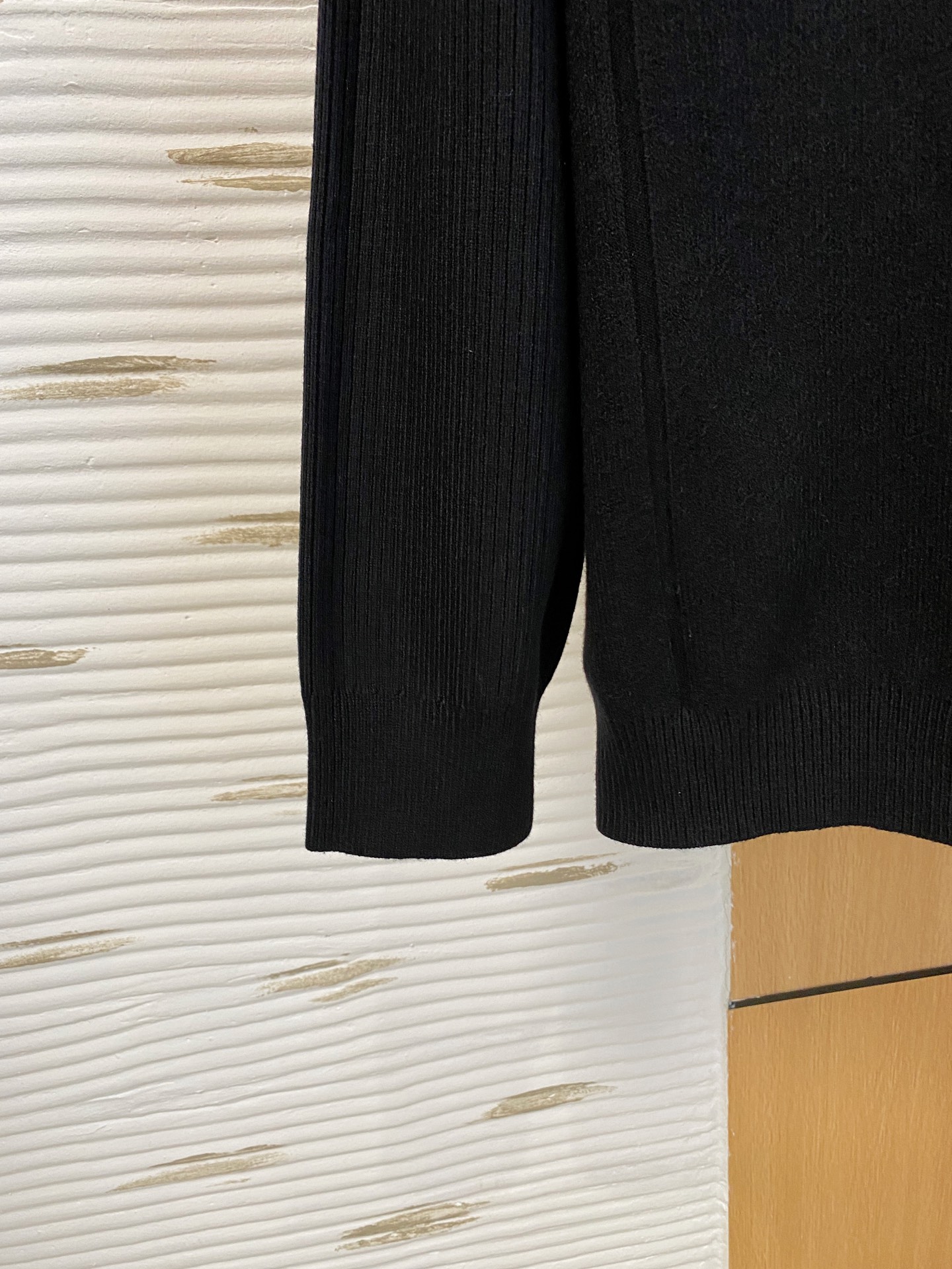 始祖鸟 2025秋冬羊毛混纺开衫拉链针织毛衣，采用进口定制纱线，上身舒适保暖，专柜同步在售。三标齐全。码