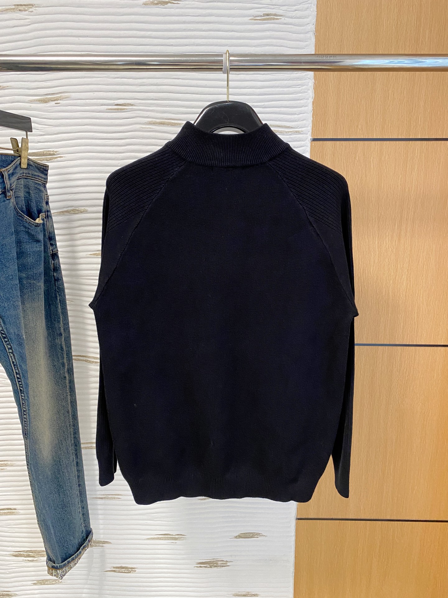 始祖鸟 2025秋冬羊毛混纺开衫拉链针织毛衣，采用进口定制纱线，上身舒适保暖，专柜同步在售。三标齐全。码