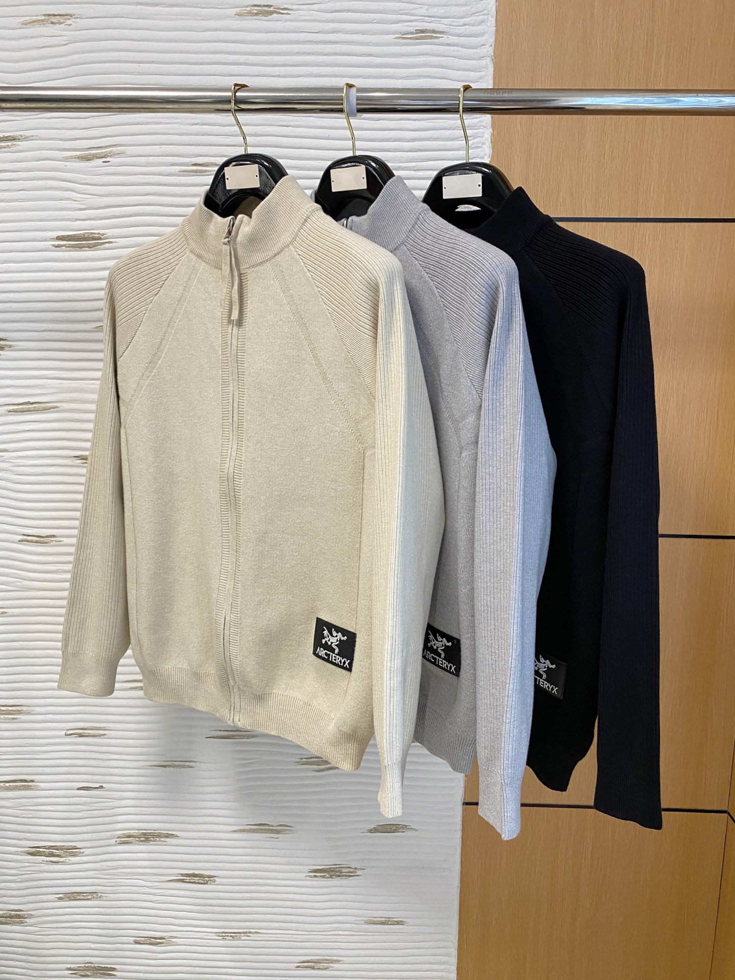 始祖鸟 2025秋冬羊毛混纺开衫拉链针织毛衣，采用进口定制纱线，上身舒适保暖，专柜同步在售。三标齐全。码