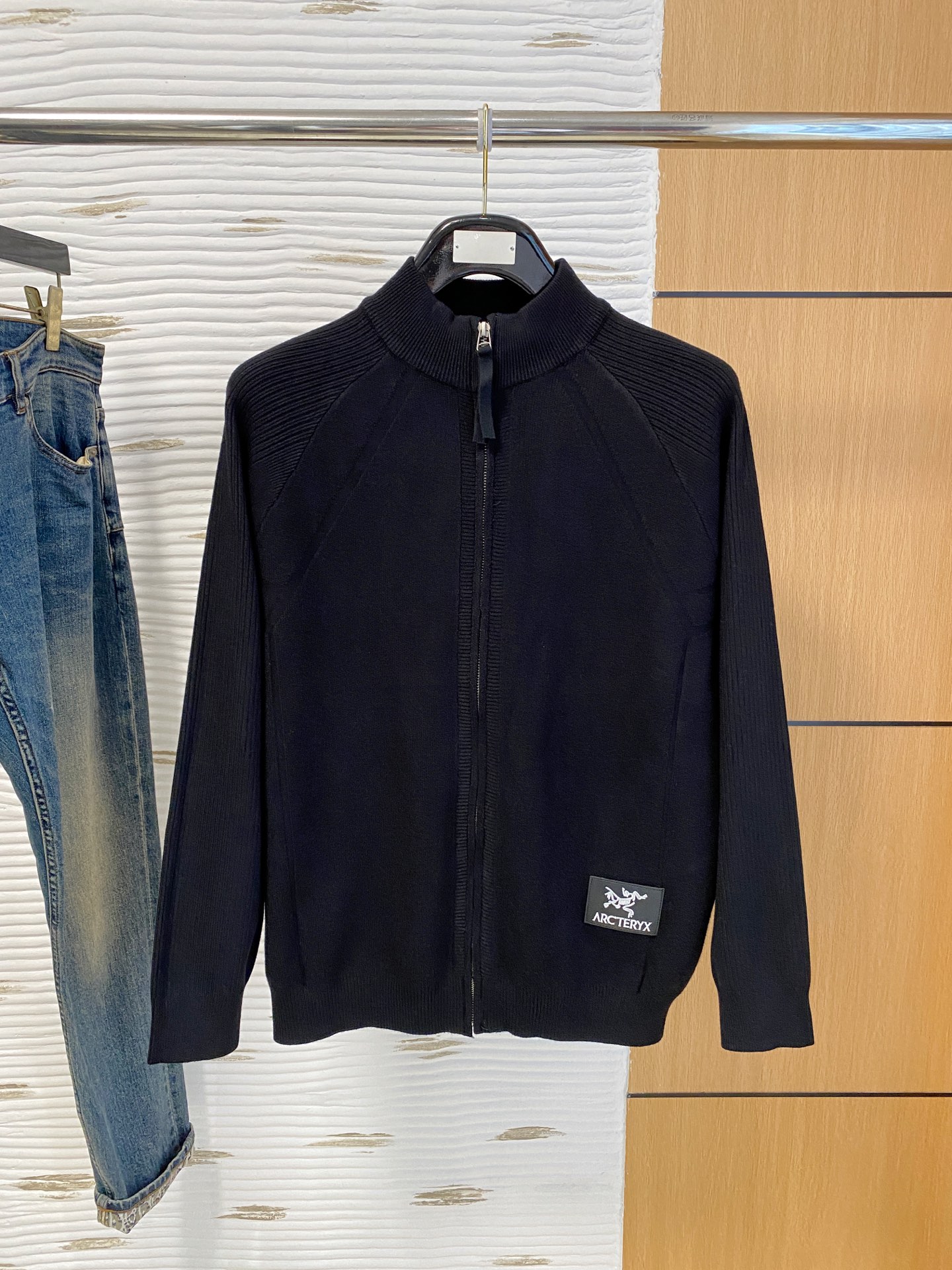 始祖鸟 2025秋冬羊毛混纺开衫拉链针织毛衣，采用进口定制纱线，上身舒适保暖，专柜同步在售。三标齐全。码