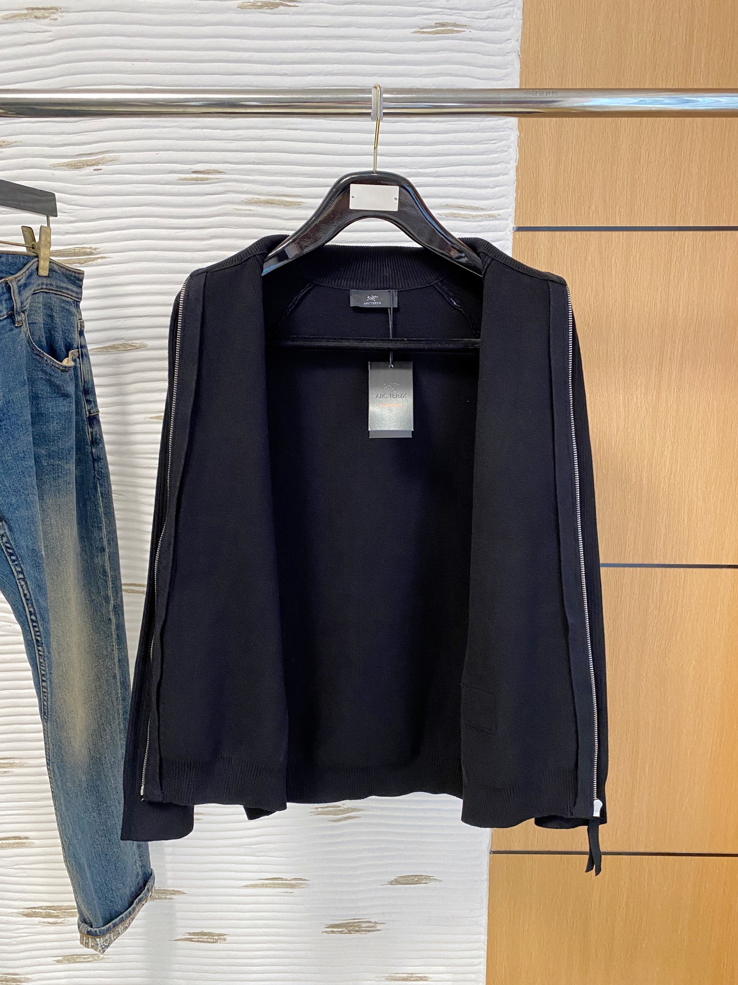 始祖鸟 2025秋冬羊毛混纺开衫拉链针织毛衣，采用进口定制纱线，上身舒适保暖，专柜同步在售。三标齐全。码