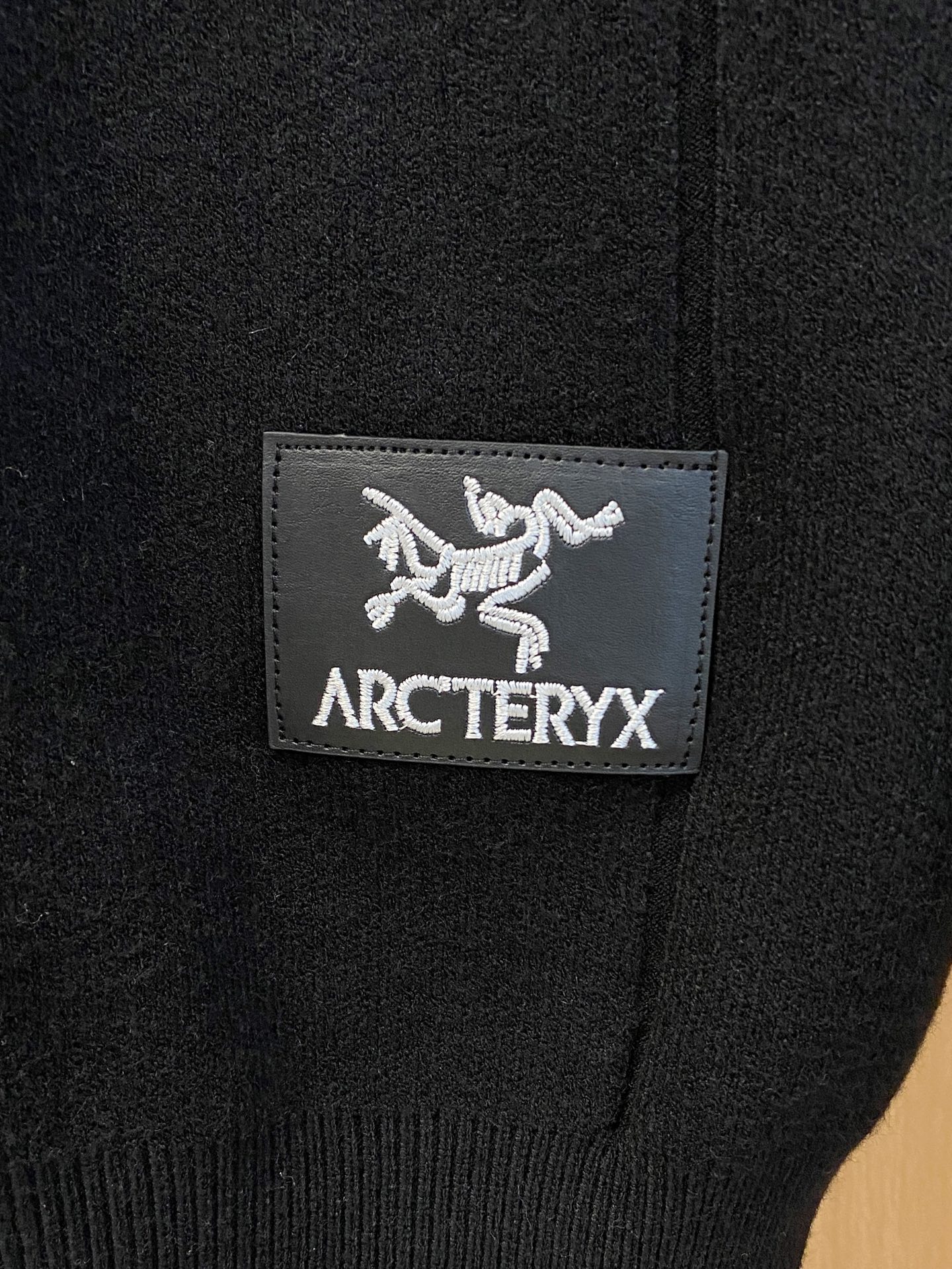 始祖鸟 2025秋冬羊毛混纺开衫拉链针织毛衣，采用进口定制纱线，上身舒适保暖，专柜同步在售。三标齐全。码