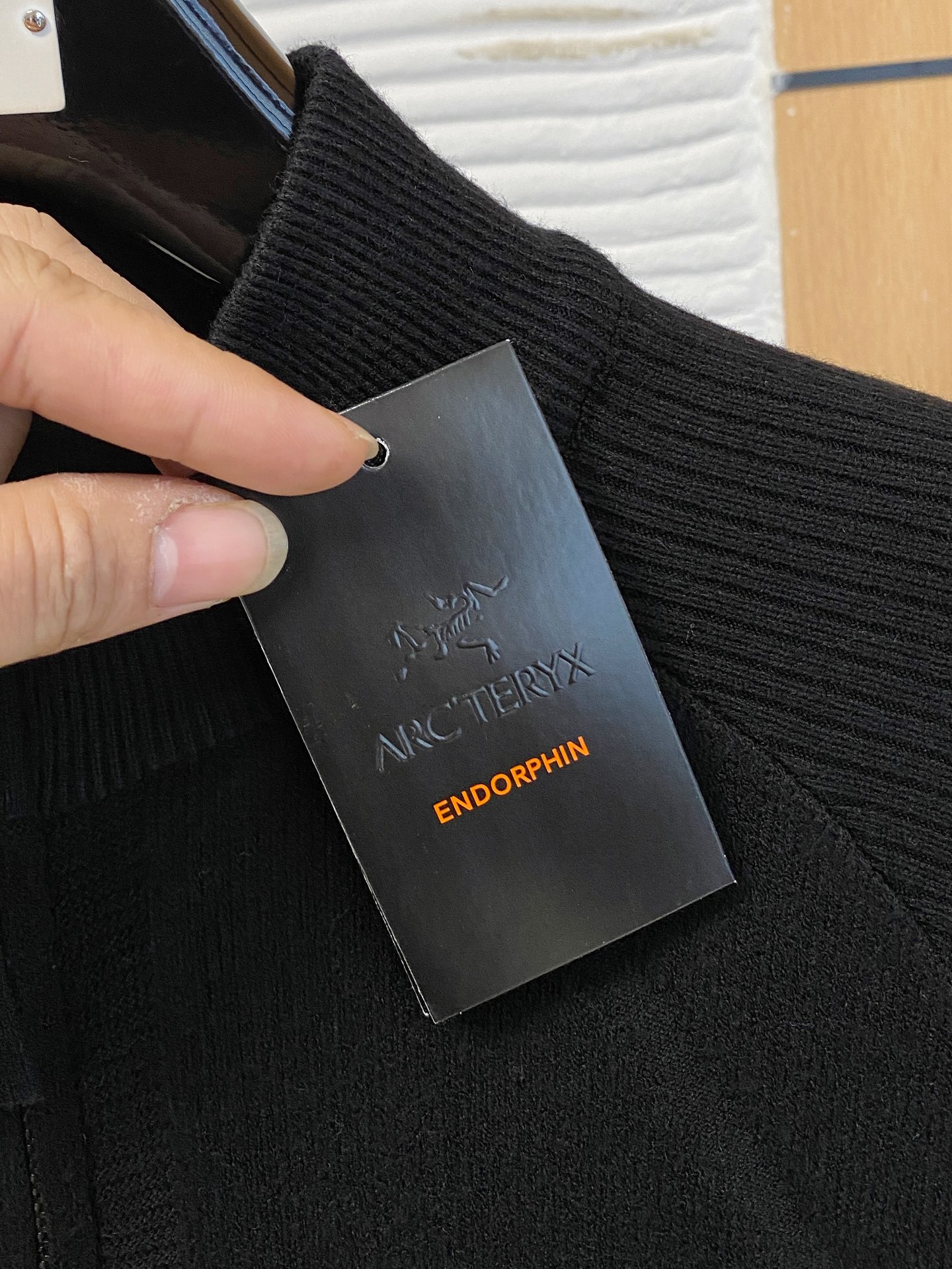 始祖鸟 2025秋冬羊毛混纺开衫拉链针织毛衣，采用进口定制纱线，上身舒适保暖，专柜同步在售。三标齐全。码