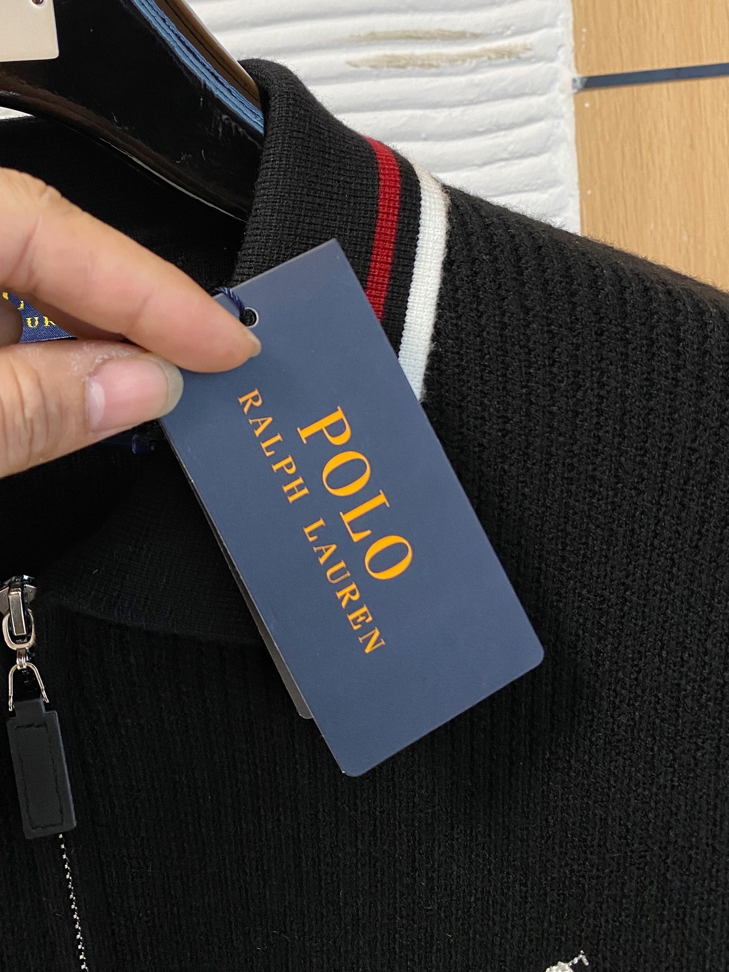 拉夫劳伦 2025秋冬羊毛混纺开衫拉链针织毛衣，采用进口定制纱线，上身舒适保暖，专柜同步在售。三标齐全。