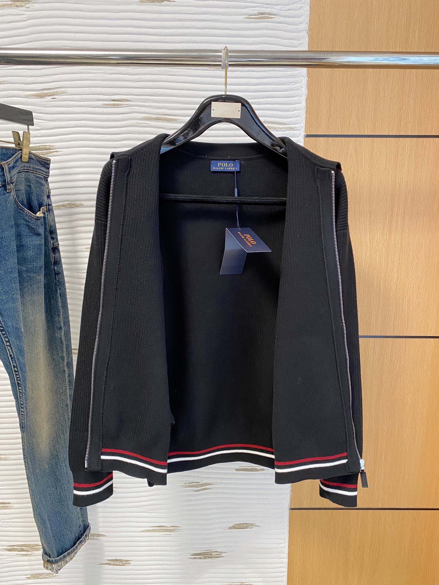 拉夫劳伦 2025秋冬羊毛混纺开衫拉链针织毛衣，采用进口定制纱线，上身舒适保暖，专柜同步在售。三标齐全。