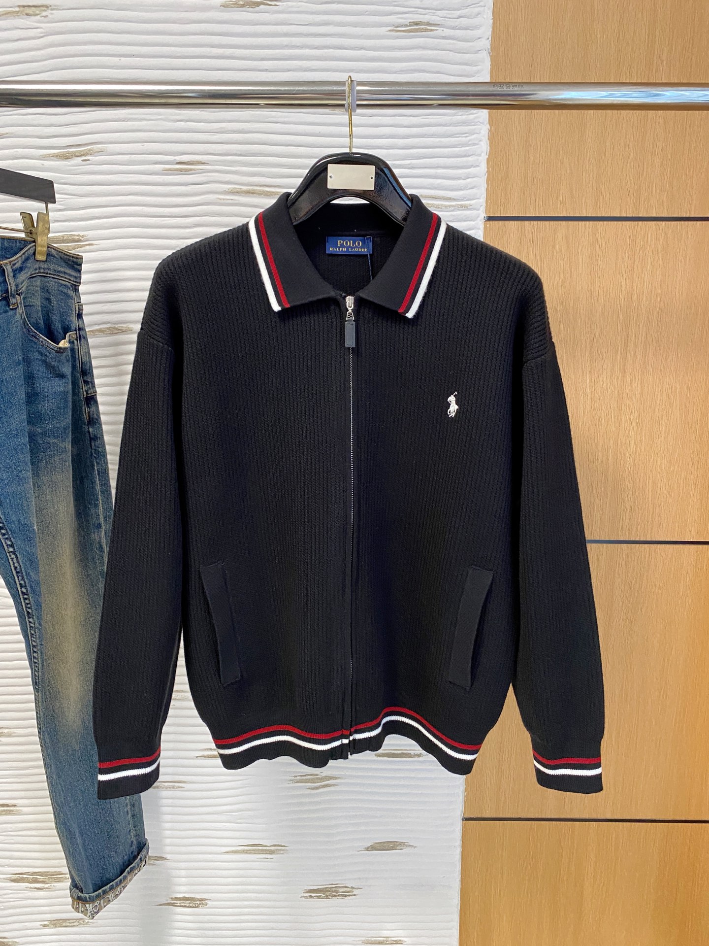 拉夫劳伦 2025秋冬羊毛混纺开衫拉链针织毛衣，采用进口定制纱线，上身舒适保暖，专柜同步在售。三标齐全。