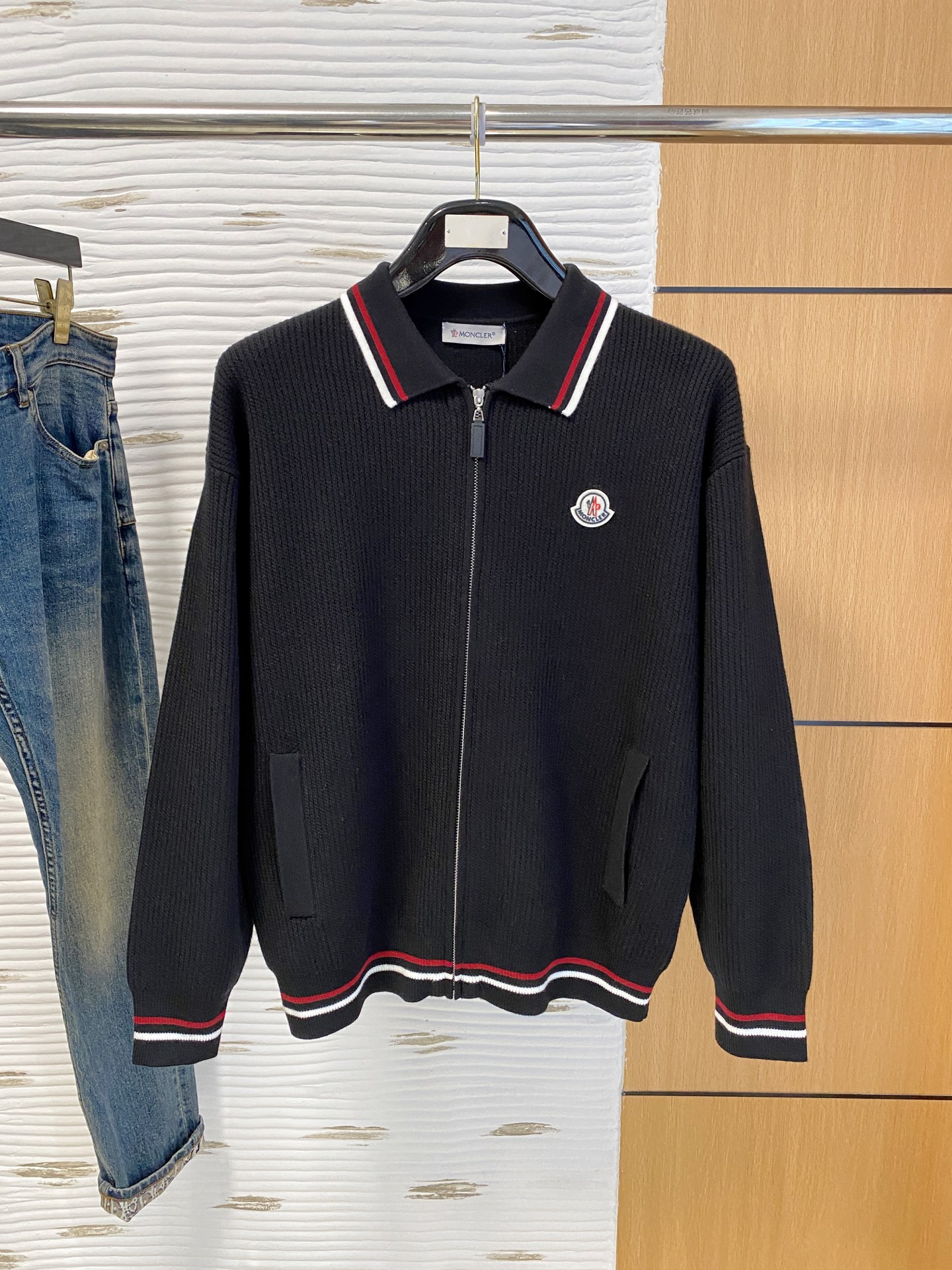 NO:608177,Mengkou 2025 autumn and winter wool blended cardigan zipper knitted sweater, using imported custom yarn, the upper body is comfortable and warm, and is on sale at the counter. Complete with three standards. Size: M-XXL,,Moncler,sweaters,alexander wang19860909蒙口 2025秋冬羊毛混纺开衫拉链针织毛衣,采用进口定制纱线,上身舒适保暖,专柜同步在售.三标齐全. 码数: M-XXL,,Moncler,sweaters,alexander wang,Men's clothing