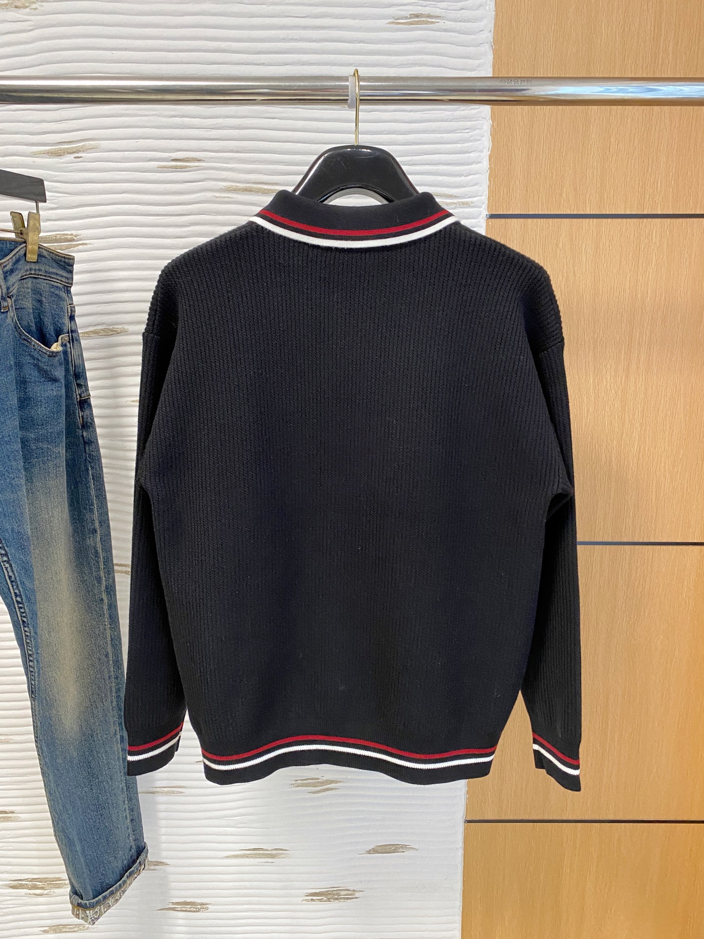 蒙口 2025秋冬羊毛混纺开衫拉链针织毛衣，采用进口定制纱线，上身舒适保暖，专柜同步在售。三标齐全。码数