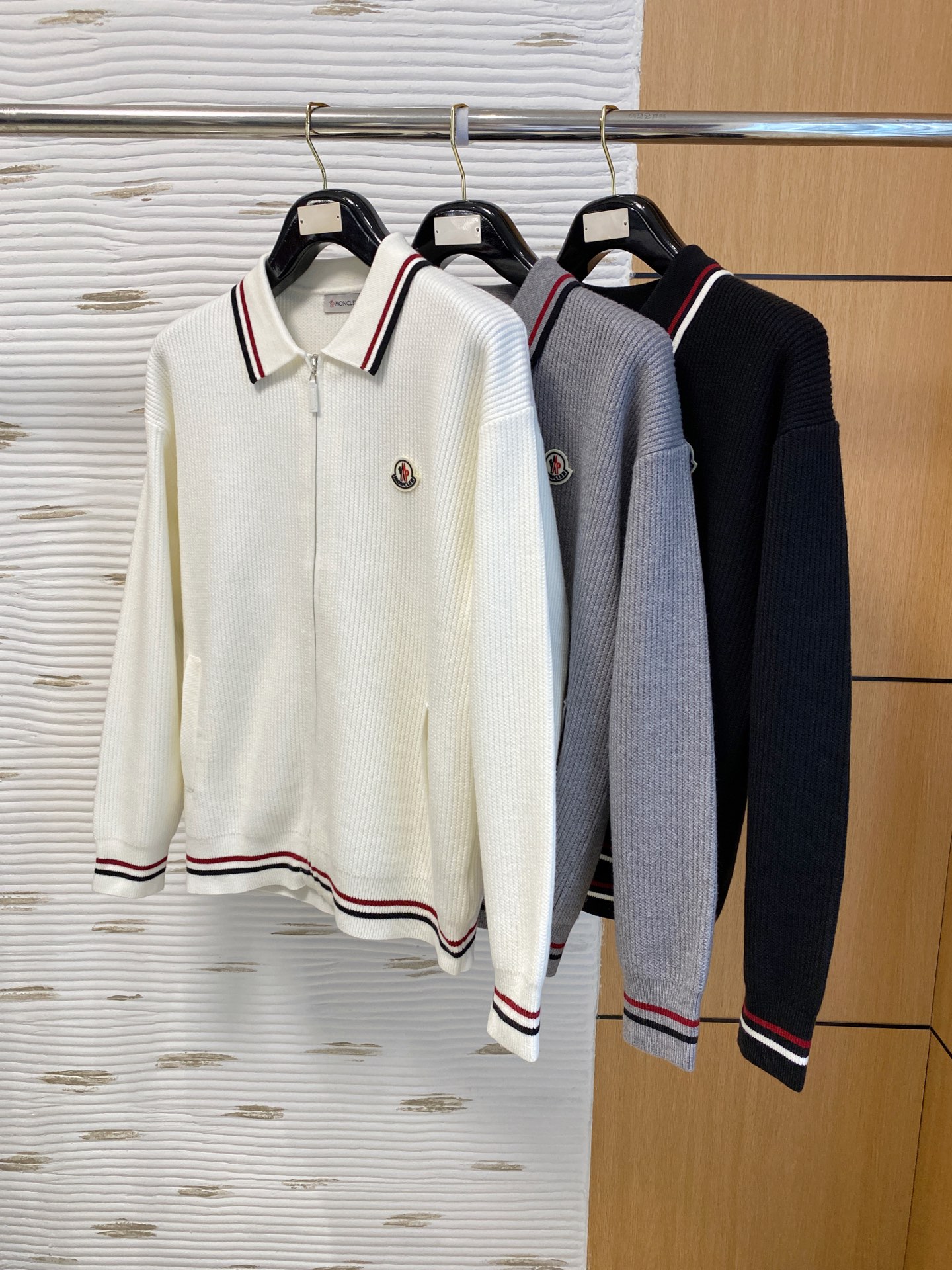 蒙口 2025秋冬羊毛混纺开衫拉链针织毛衣，采用进口定制纱线，上身舒适保暖，专柜同步在售。三标齐全。码数