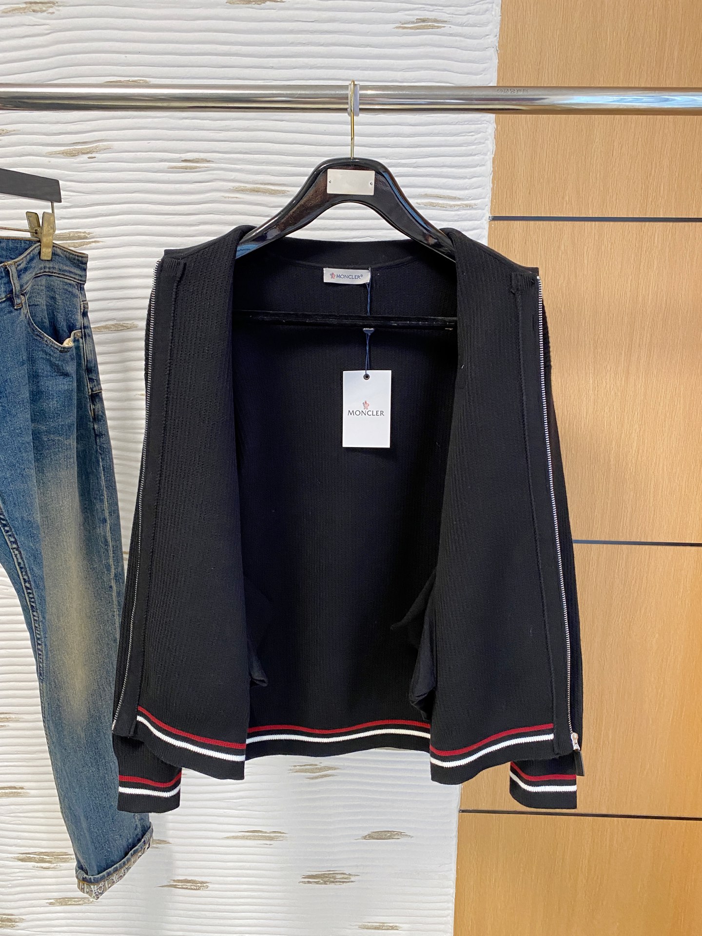 蒙口 2025秋冬羊毛混纺开衫拉链针织毛衣，采用进口定制纱线，上身舒适保暖，专柜同步在售。三标齐全。码数