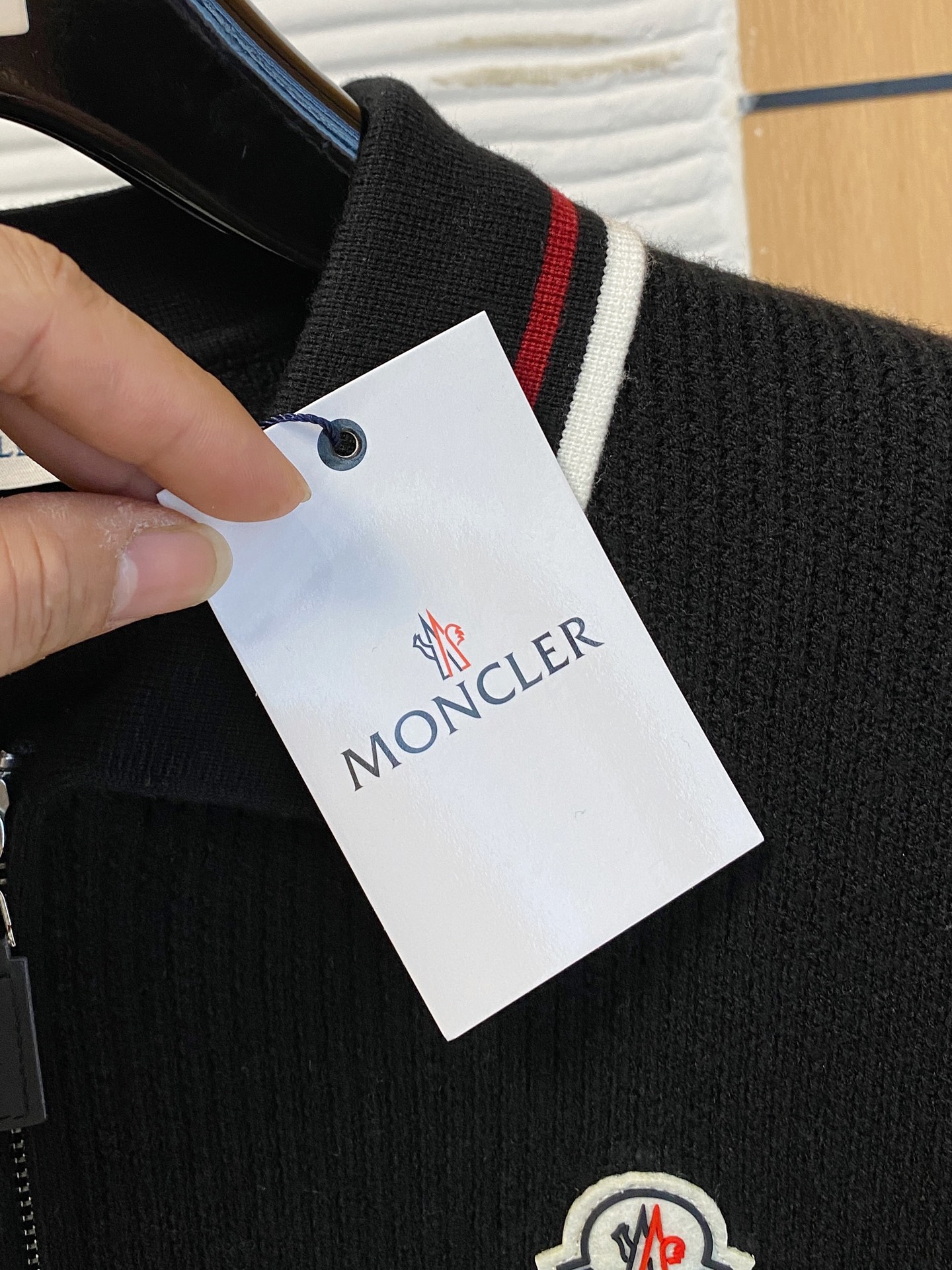 蒙口 2025秋冬羊毛混纺开衫拉链针织毛衣，采用进口定制纱线，上身舒适保暖，专柜同步在售。三标齐全。码数