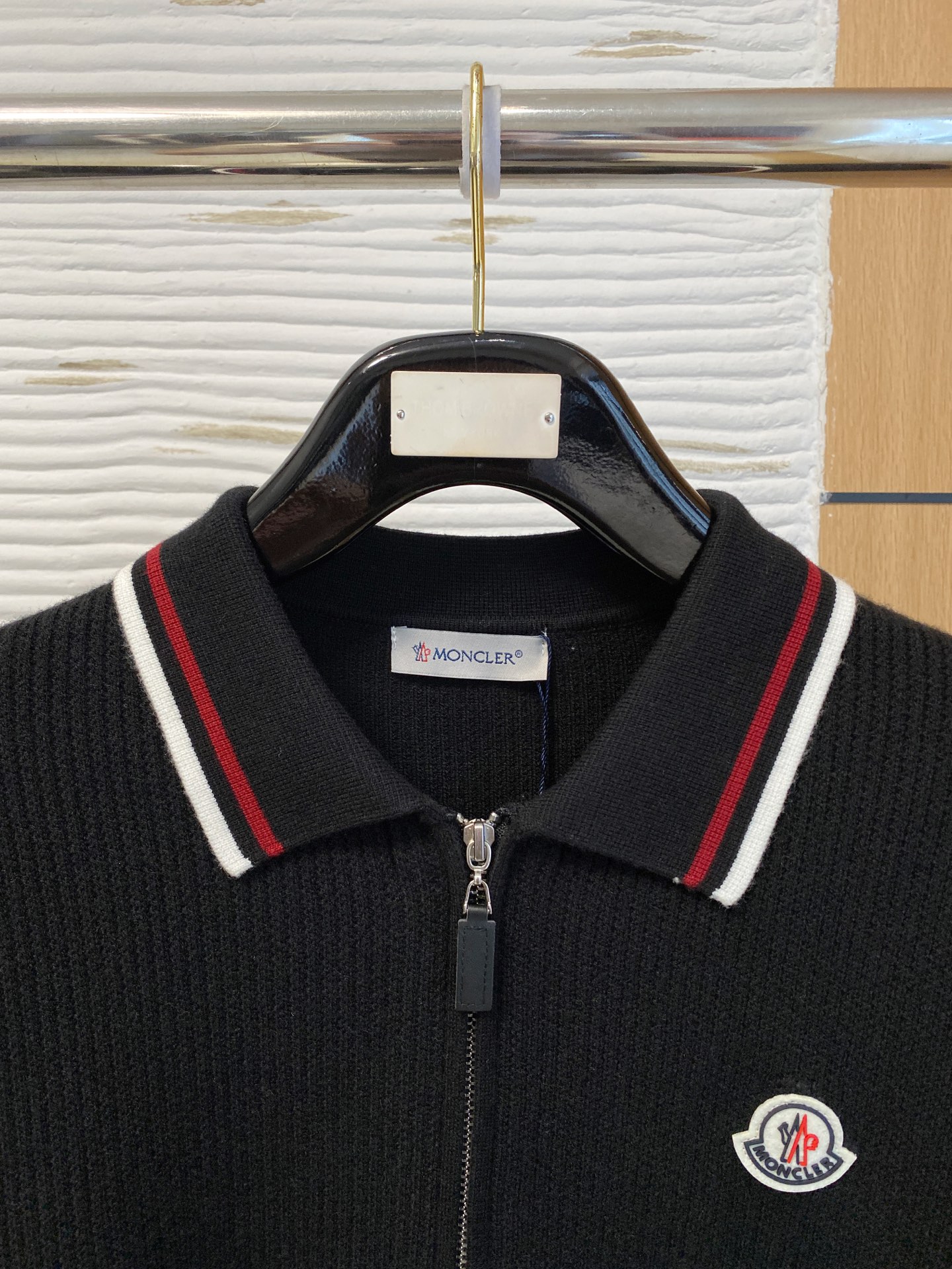 蒙口 2025秋冬羊毛混纺开衫拉链针织毛衣，采用进口定制纱线，上身舒适保暖，专柜同步在售。三标齐全。码数