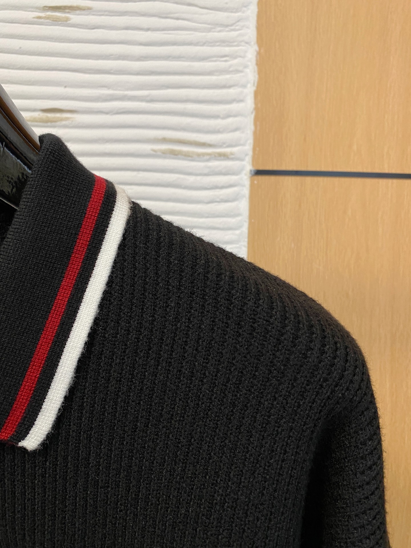 蒙口 2025秋冬羊毛混纺开衫拉链针织毛衣，采用进口定制纱线，上身舒适保暖，专柜同步在售。三标齐全。码数