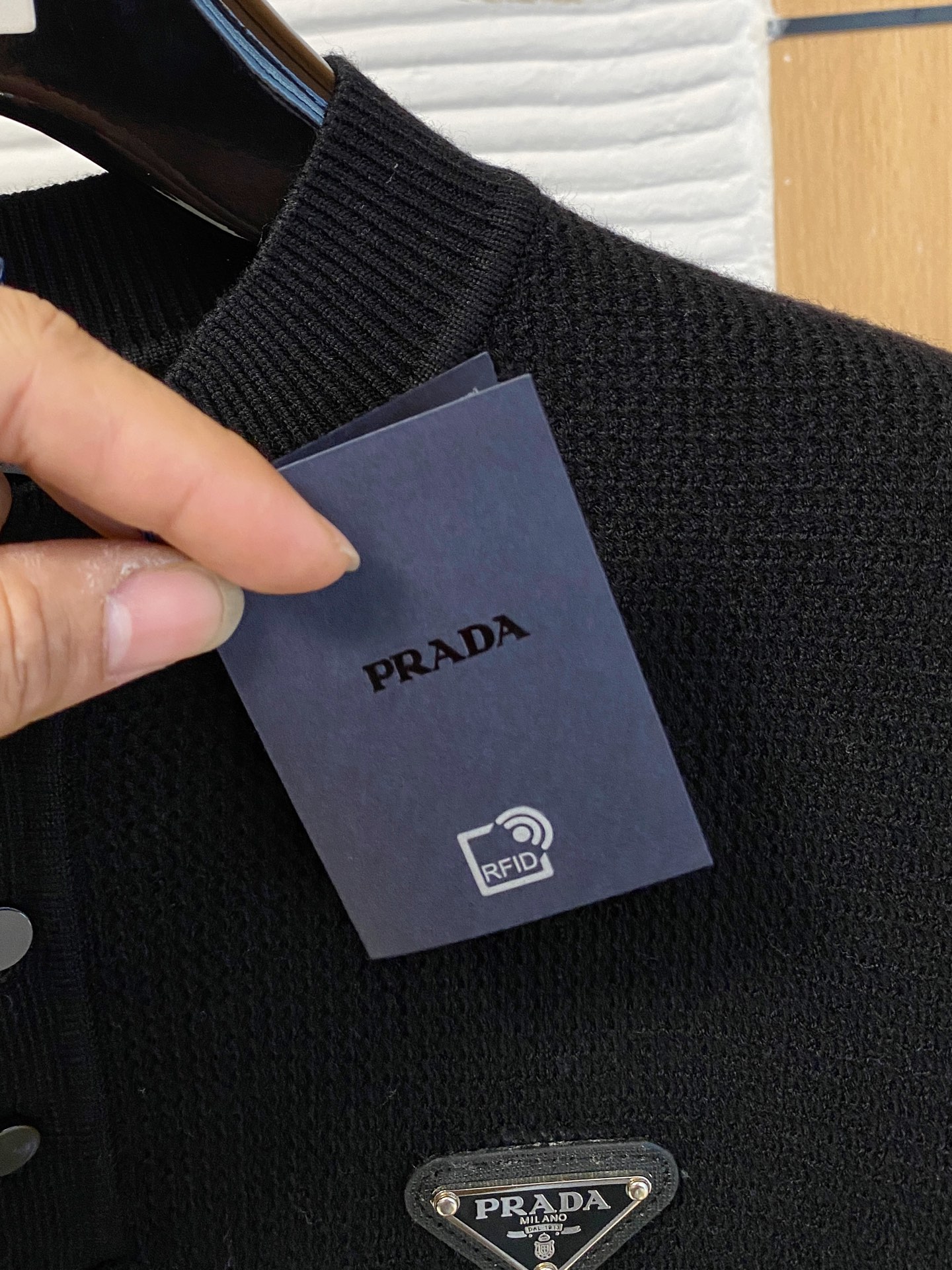 普拉达 2025早秋新款男士羊毛针织衫，专柜在售爆款单品，各大时尚买手明星人手一件的百搭单品。简单时尚甚