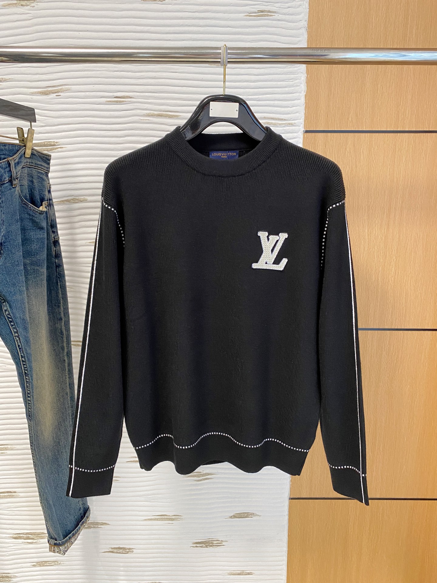 LV 2025早秋新款男士羊毛针织衫，专柜在售爆款单品，各大时尚买手明星人手一件的百搭单品。简单时尚甚是