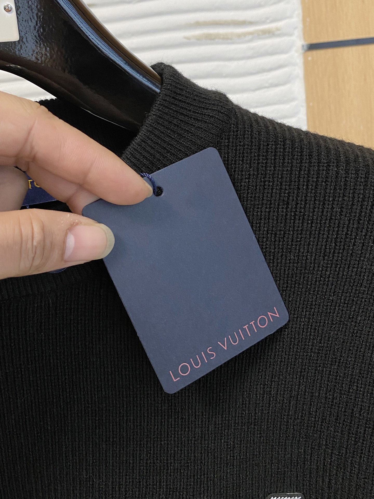 LV 2025早秋新款男士羊毛针织衫，专柜在售爆款单品，各大时尚买手明星人手一件的百搭单品。简单时尚甚是