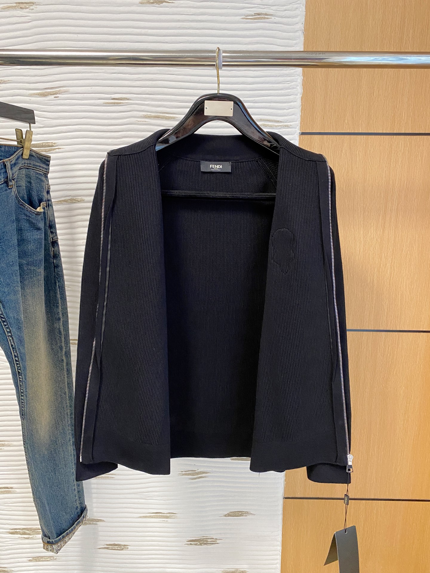 芬迪 2025秋冬羊毛混纺开衫拉链针织毛衣，采用进口定制纱线，上身舒适保暖，专柜同步在售。三标齐全。码数