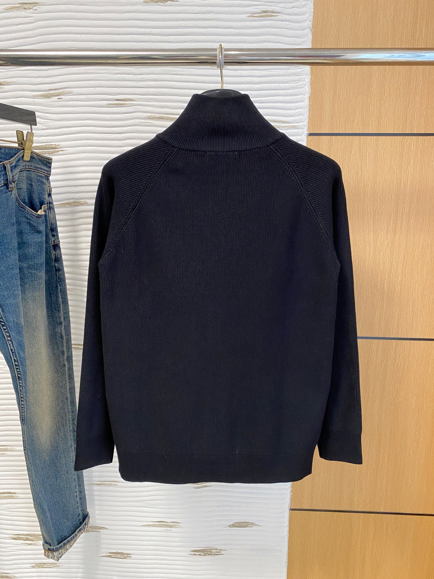 芬迪 2025秋冬羊毛混纺开衫拉链针织毛衣，采用进口定制纱线，上身舒适保暖，专柜同步在售。三标齐全。码数