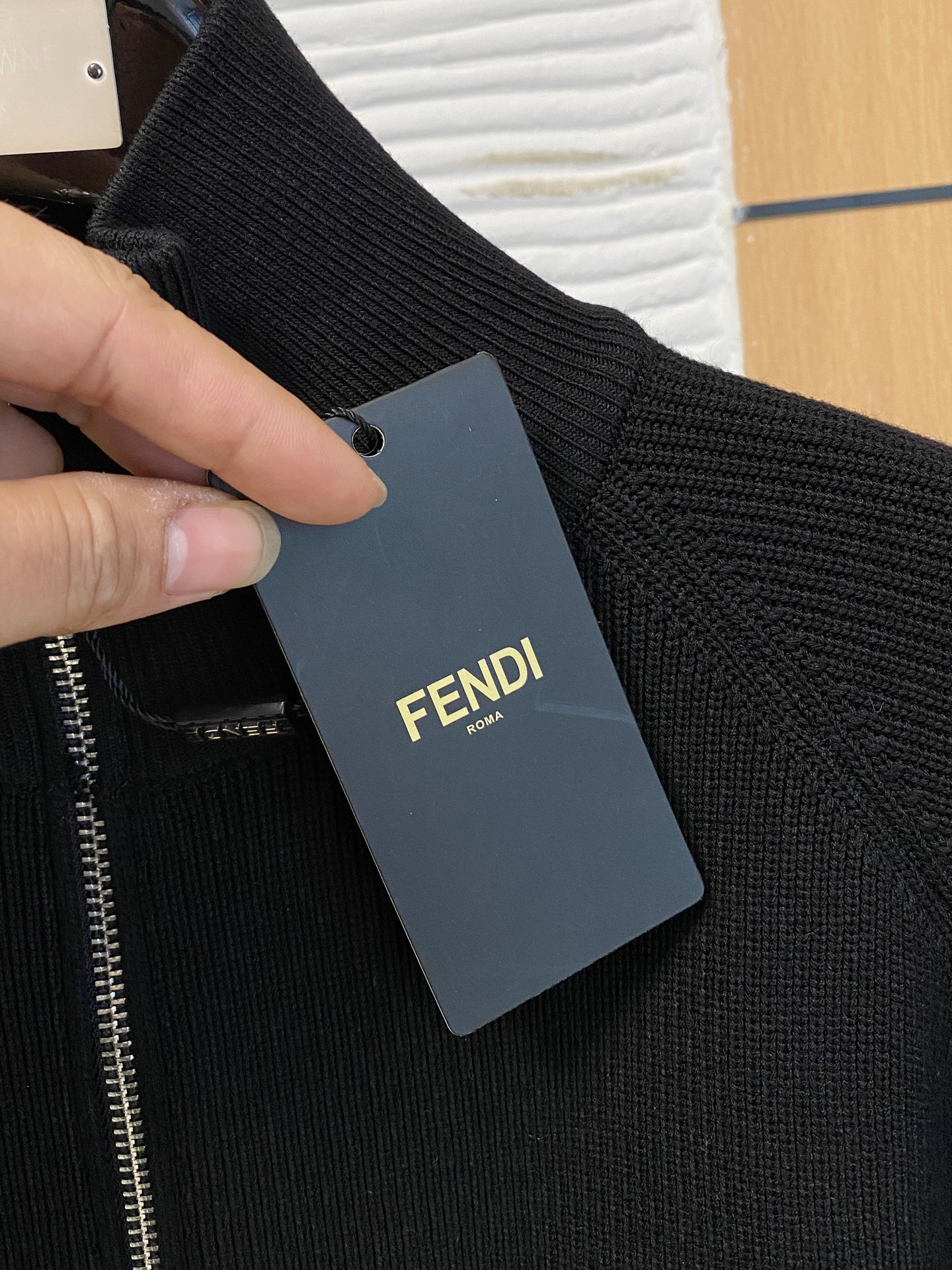 芬迪 2025秋冬羊毛混纺开衫拉链针织毛衣，采用进口定制纱线，上身舒适保暖，专柜同步在售。三标齐全。码数