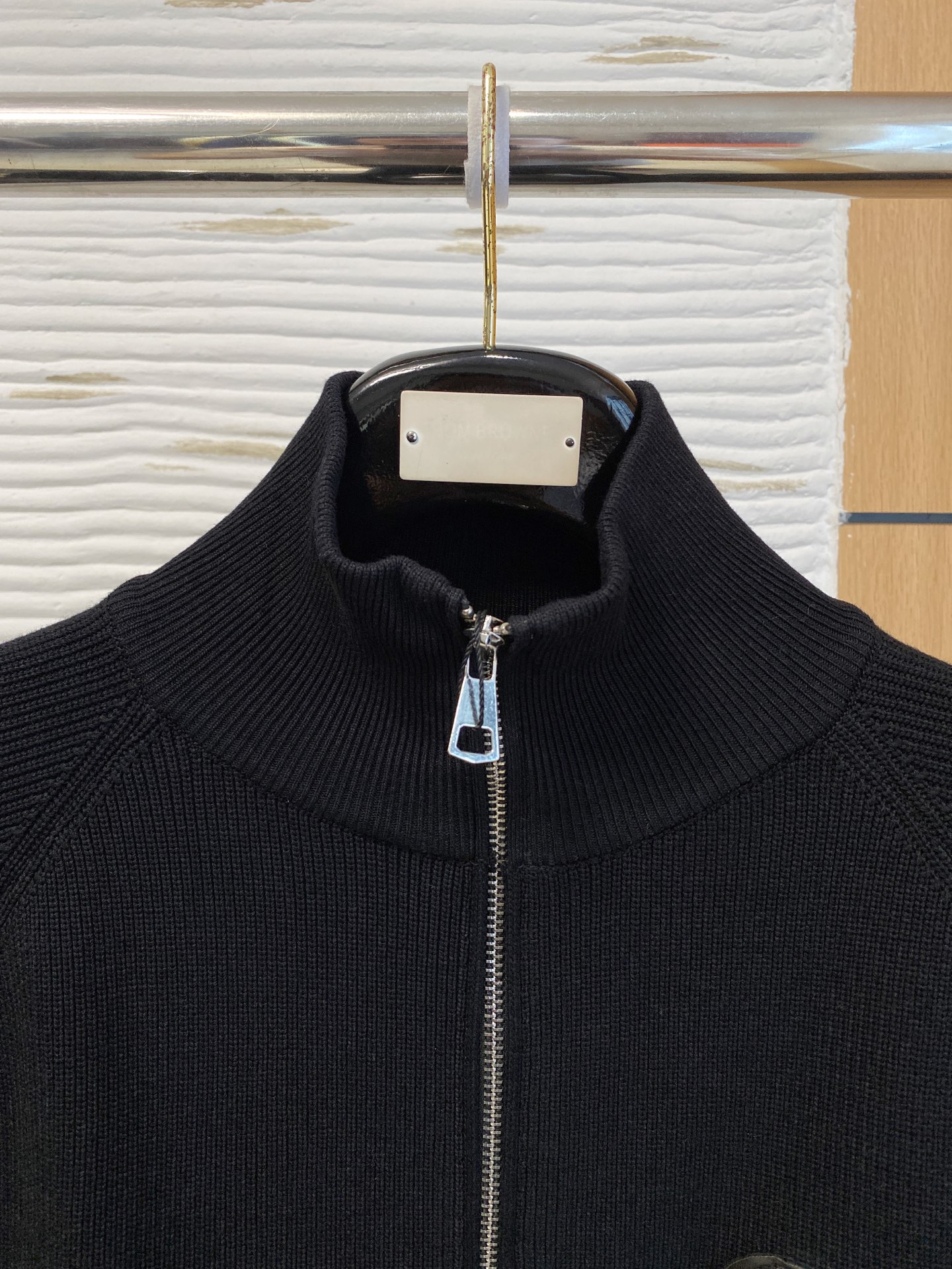 芬迪 2025秋冬羊毛混纺开衫拉链针织毛衣，采用进口定制纱线，上身舒适保暖，专柜同步在售。三标齐全。码数