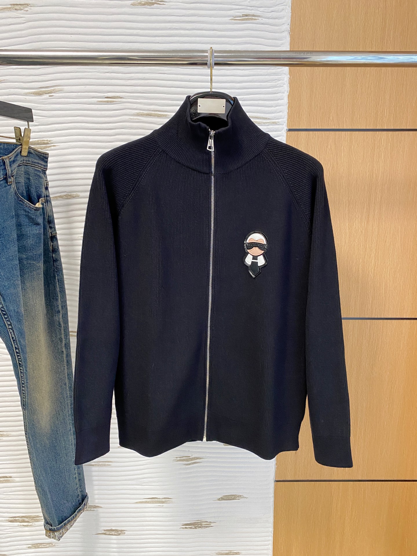 芬迪 2025秋冬羊毛混纺开衫拉链针织毛衣，采用进口定制纱线，上身舒适保暖，专柜同步在售。三标齐全。码数