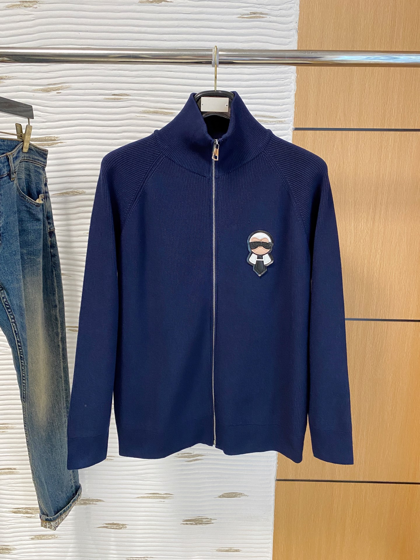 芬迪 2025秋冬羊毛混纺开衫拉链针织毛衣，采用进口定制纱线，上身舒适保暖，专柜同步在售。三标齐全。码数