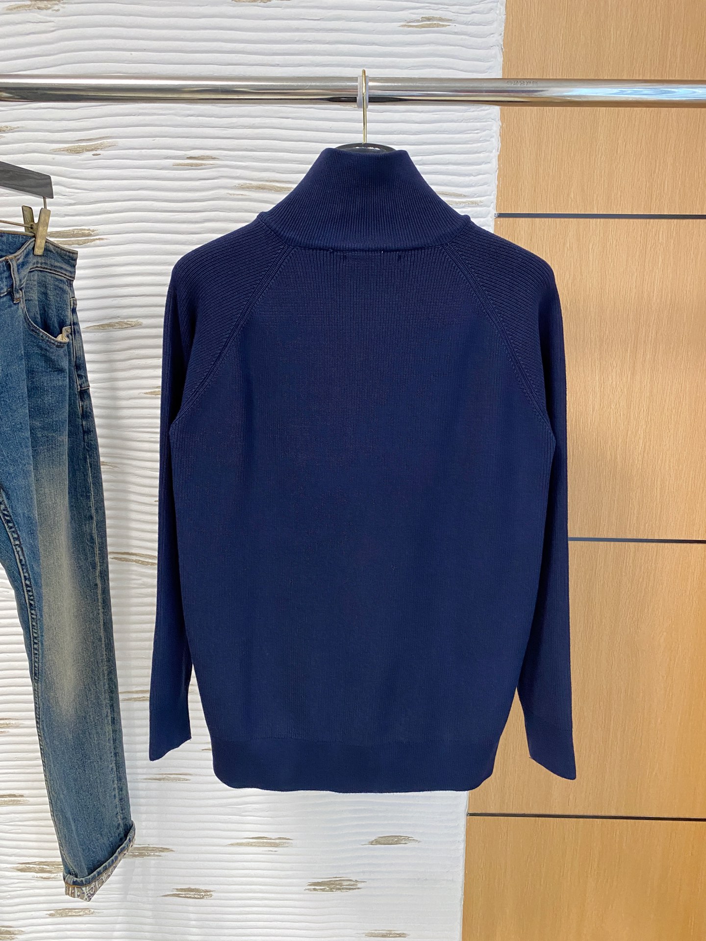 芬迪 2025秋冬羊毛混纺开衫拉链针织毛衣，采用进口定制纱线，上身舒适保暖，专柜同步在售。三标齐全。码数