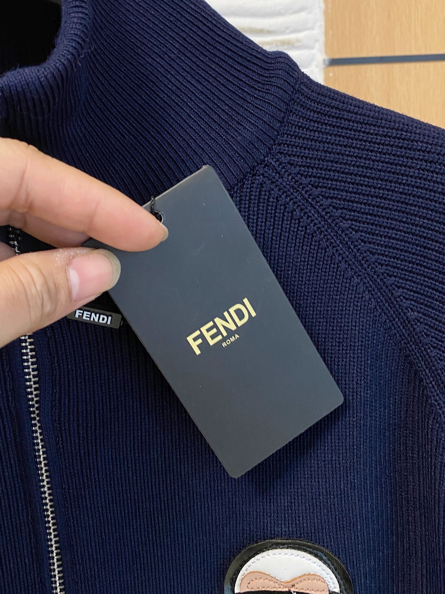 芬迪 2025秋冬羊毛混纺开衫拉链针织毛衣，采用进口定制纱线，上身舒适保暖，专柜同步在售。三标齐全。码数