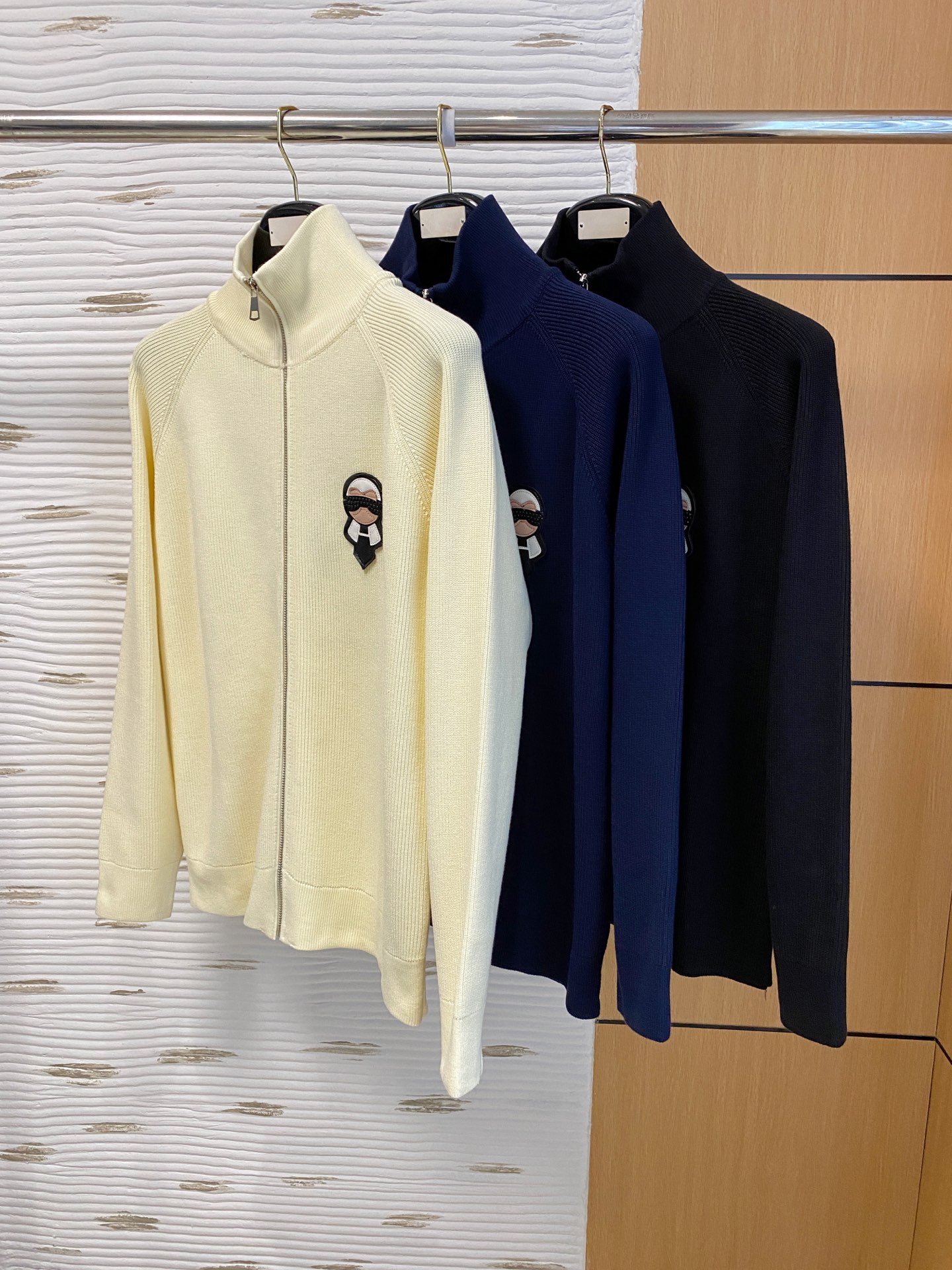 芬迪 2025秋冬羊毛混纺开衫拉链针织毛衣，采用进口定制纱线，上身舒适保暖，专柜同步在售。三标齐全。码数