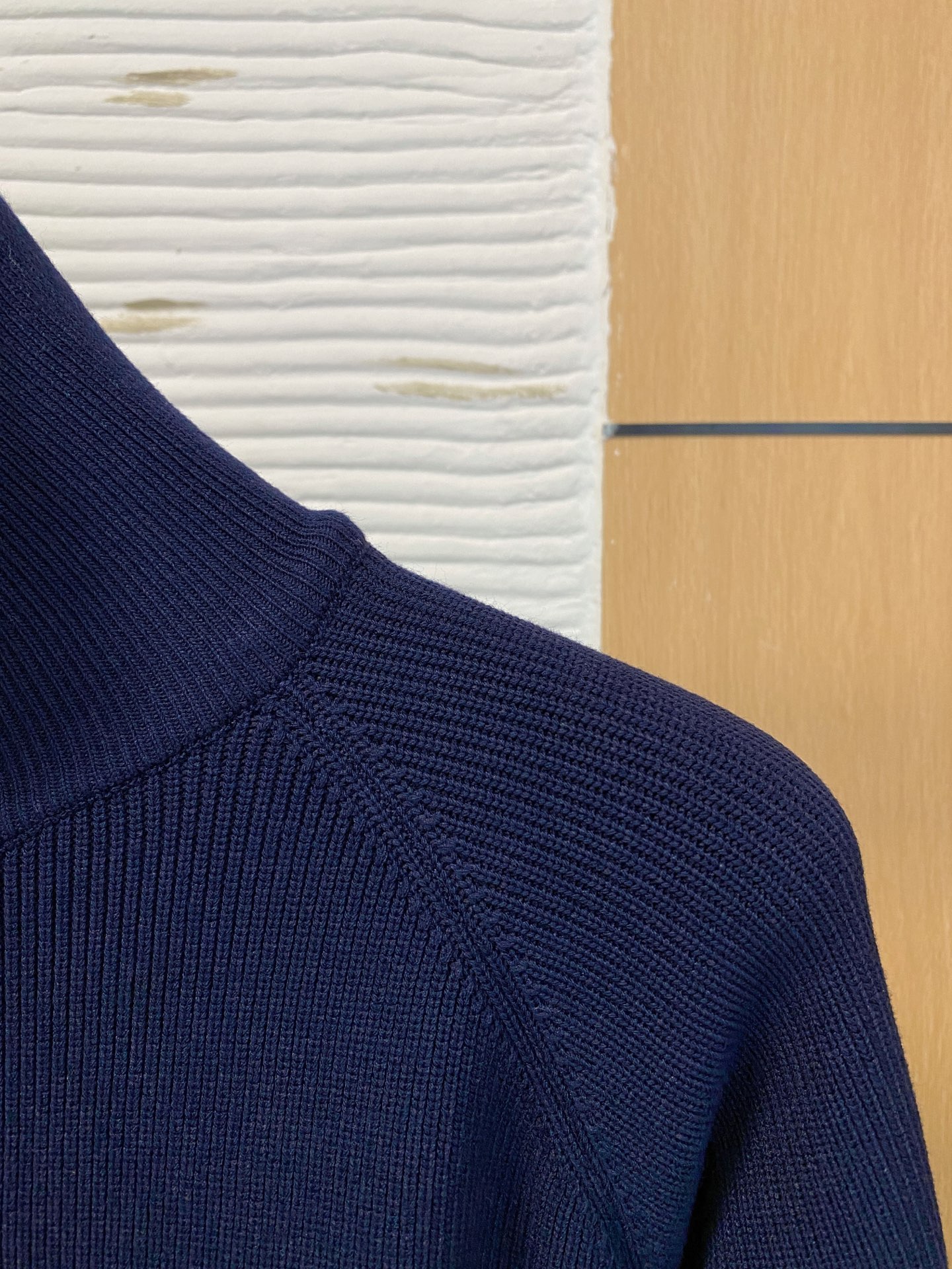 芬迪 2025秋冬羊毛混纺开衫拉链针织毛衣，采用进口定制纱线，上身舒适保暖，专柜同步在售。三标齐全。码数