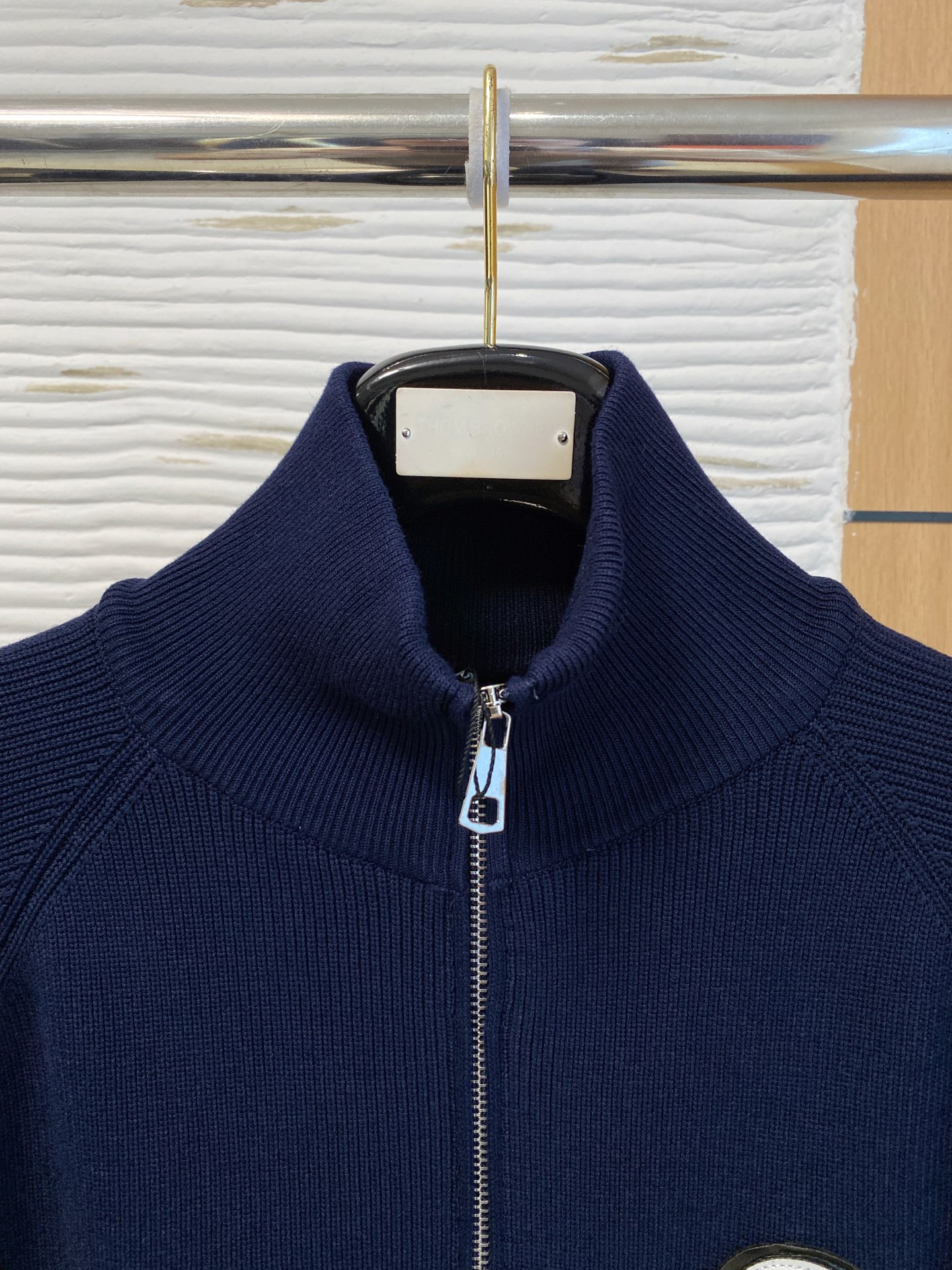 芬迪 2025秋冬羊毛混纺开衫拉链针织毛衣，采用进口定制纱线，上身舒适保暖，专柜同步在售。三标齐全。码数