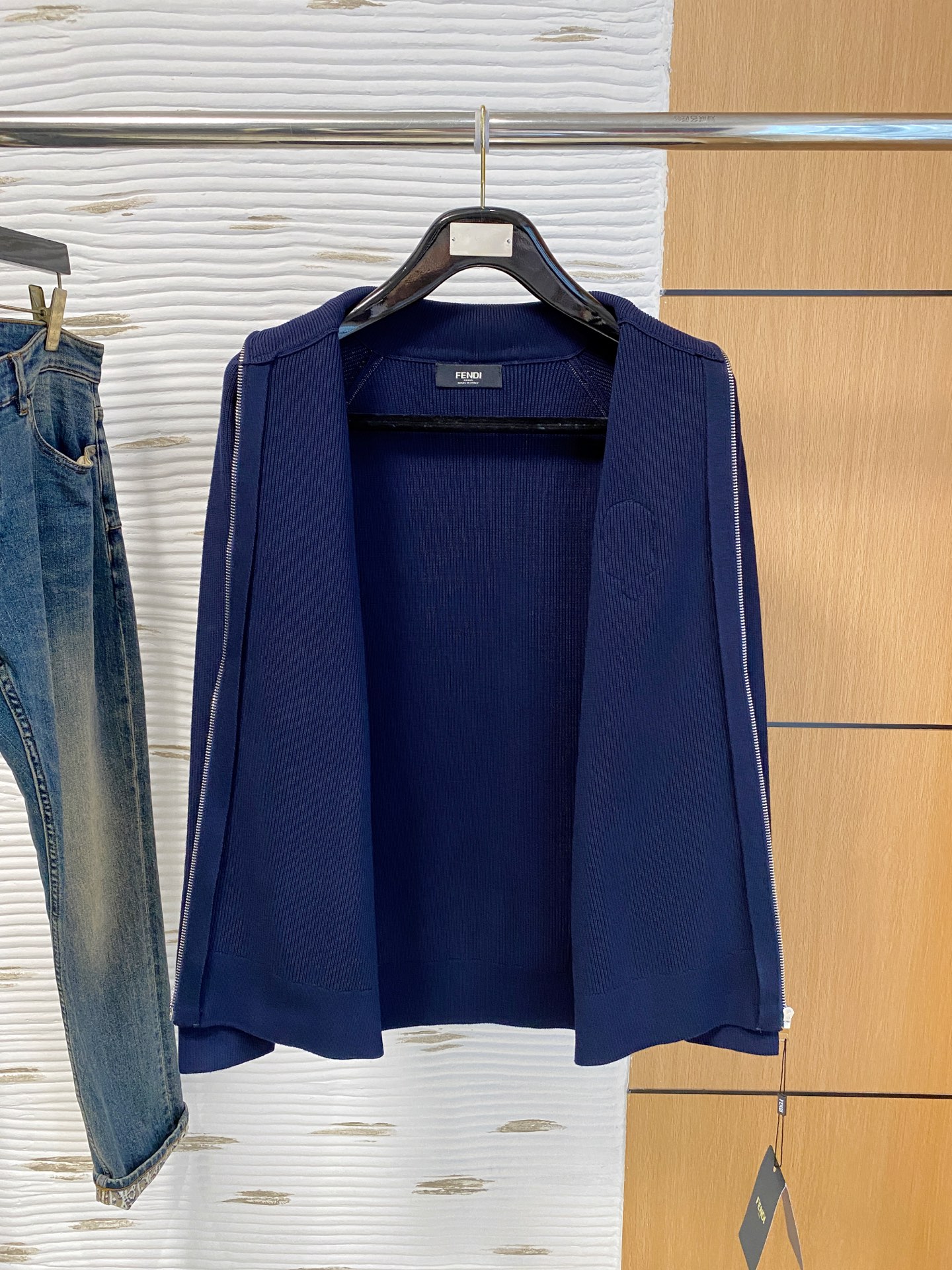 芬迪 2025秋冬羊毛混纺开衫拉链针织毛衣，采用进口定制纱线，上身舒适保暖，专柜同步在售。三标齐全。码数