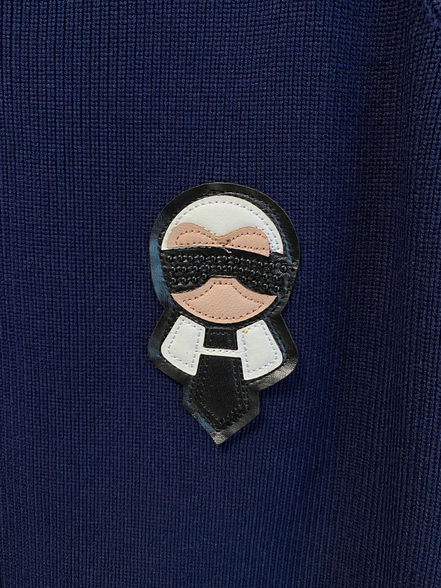 芬迪 2025秋冬羊毛混纺开衫拉链针织毛衣，采用进口定制纱线，上身舒适保暖，专柜同步在售。三标齐全。码数