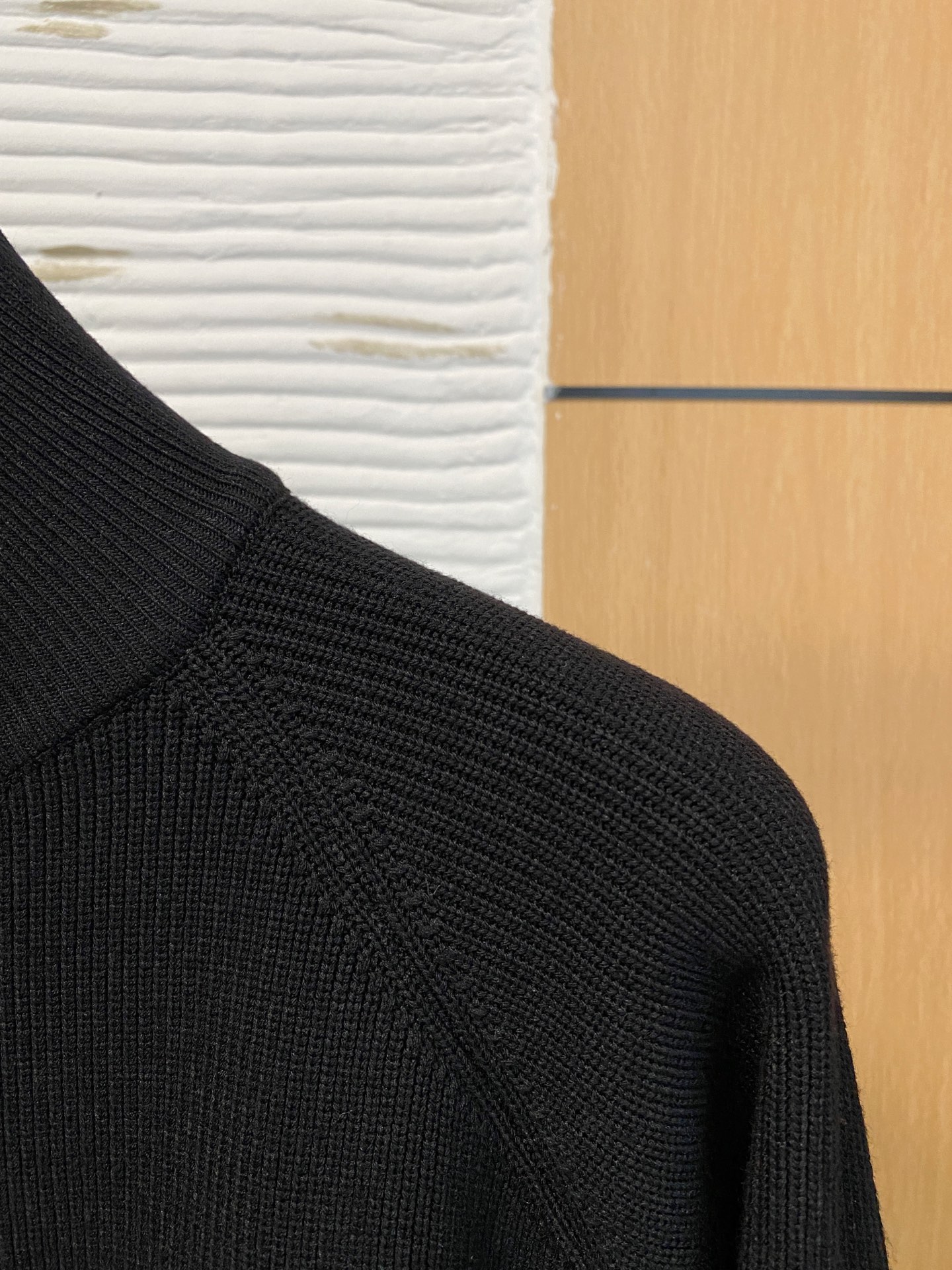 普拉达 2025秋冬羊毛混纺开衫拉链针织毛衣，采用进口定制纱线，上身舒适保暖，专柜同步在售。三标齐全。码