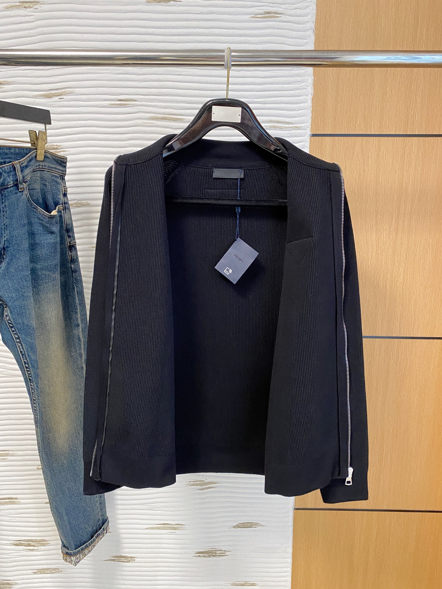 普拉达 2025秋冬羊毛混纺开衫拉链针织毛衣，采用进口定制纱线，上身舒适保暖，专柜同步在售。三标齐全。码