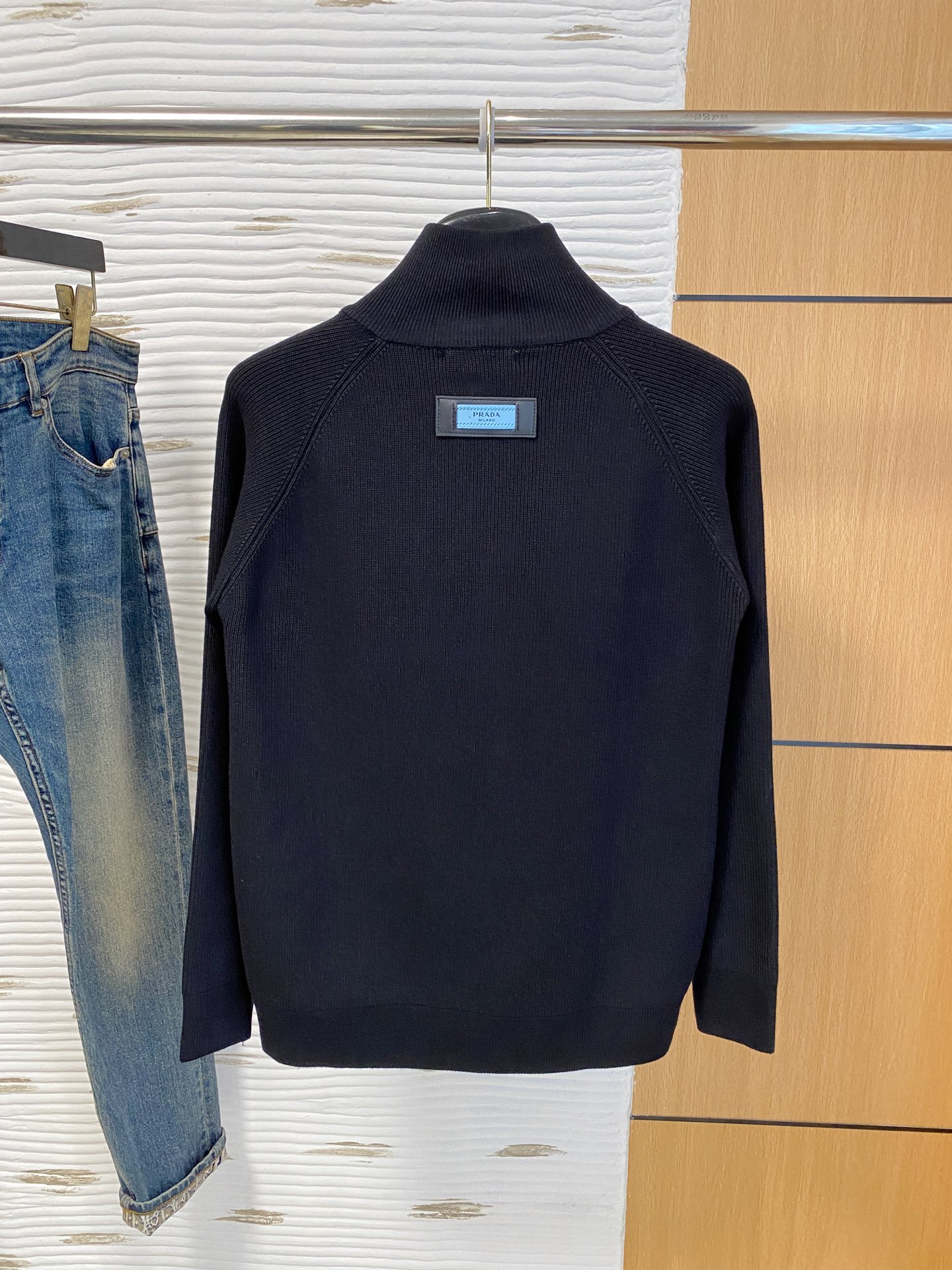 普拉达 2025秋冬羊毛混纺开衫拉链针织毛衣，采用进口定制纱线，上身舒适保暖，专柜同步在售。三标齐全。码