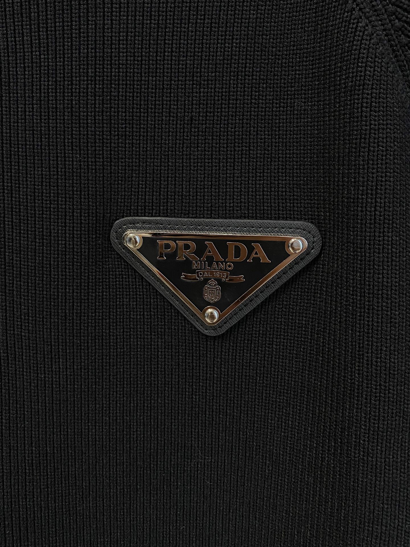 普拉达 2025秋冬羊毛混纺开衫拉链针织毛衣，采用进口定制纱线，上身舒适保暖，专柜同步在售。三标齐全。码