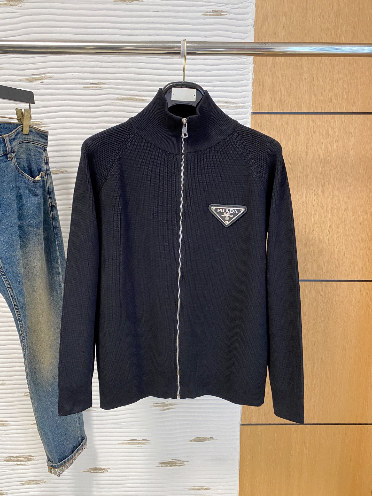 普拉达 2025秋冬羊毛混纺开衫拉链针织毛衣，采用进口定制纱线，上身舒适保暖，专柜同步在售。三标齐全。码