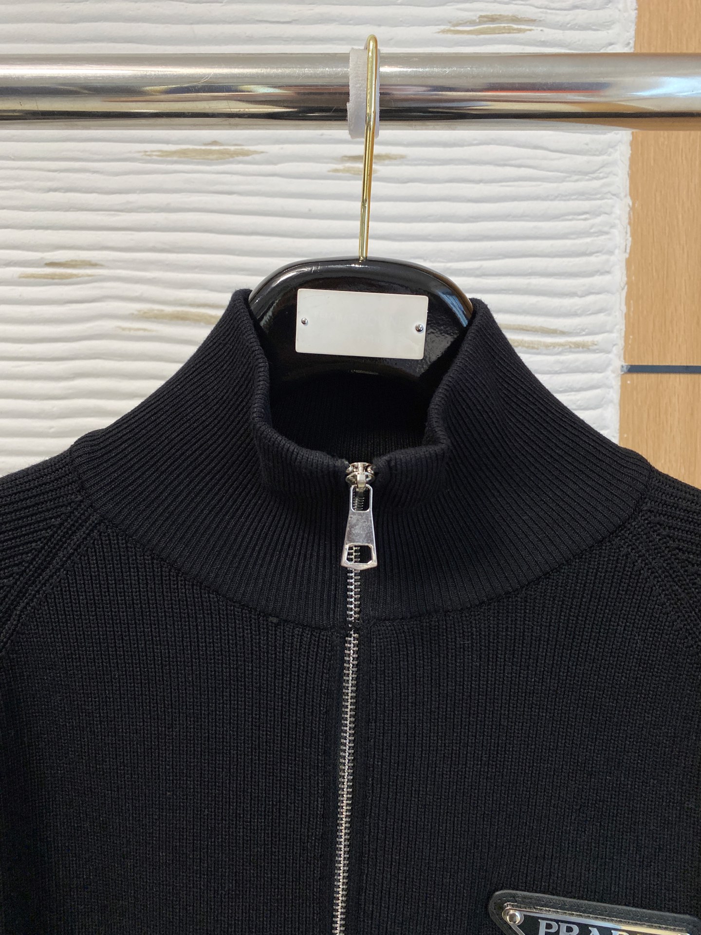 普拉达 2025秋冬羊毛混纺开衫拉链针织毛衣，采用进口定制纱线，上身舒适保暖，专柜同步在售。三标齐全。码