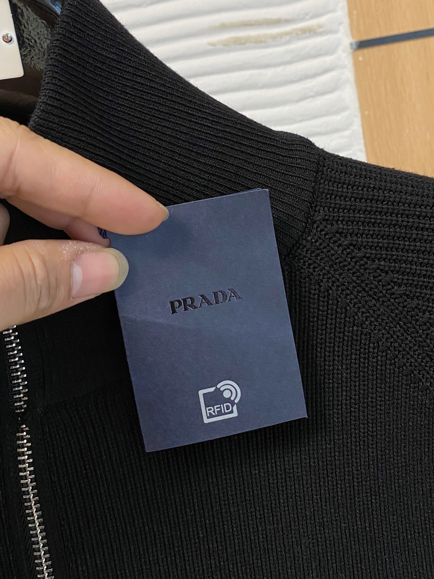 普拉达 2025秋冬羊毛混纺开衫拉链针织毛衣，采用进口定制纱线，上身舒适保暖，专柜同步在售。三标齐全。码