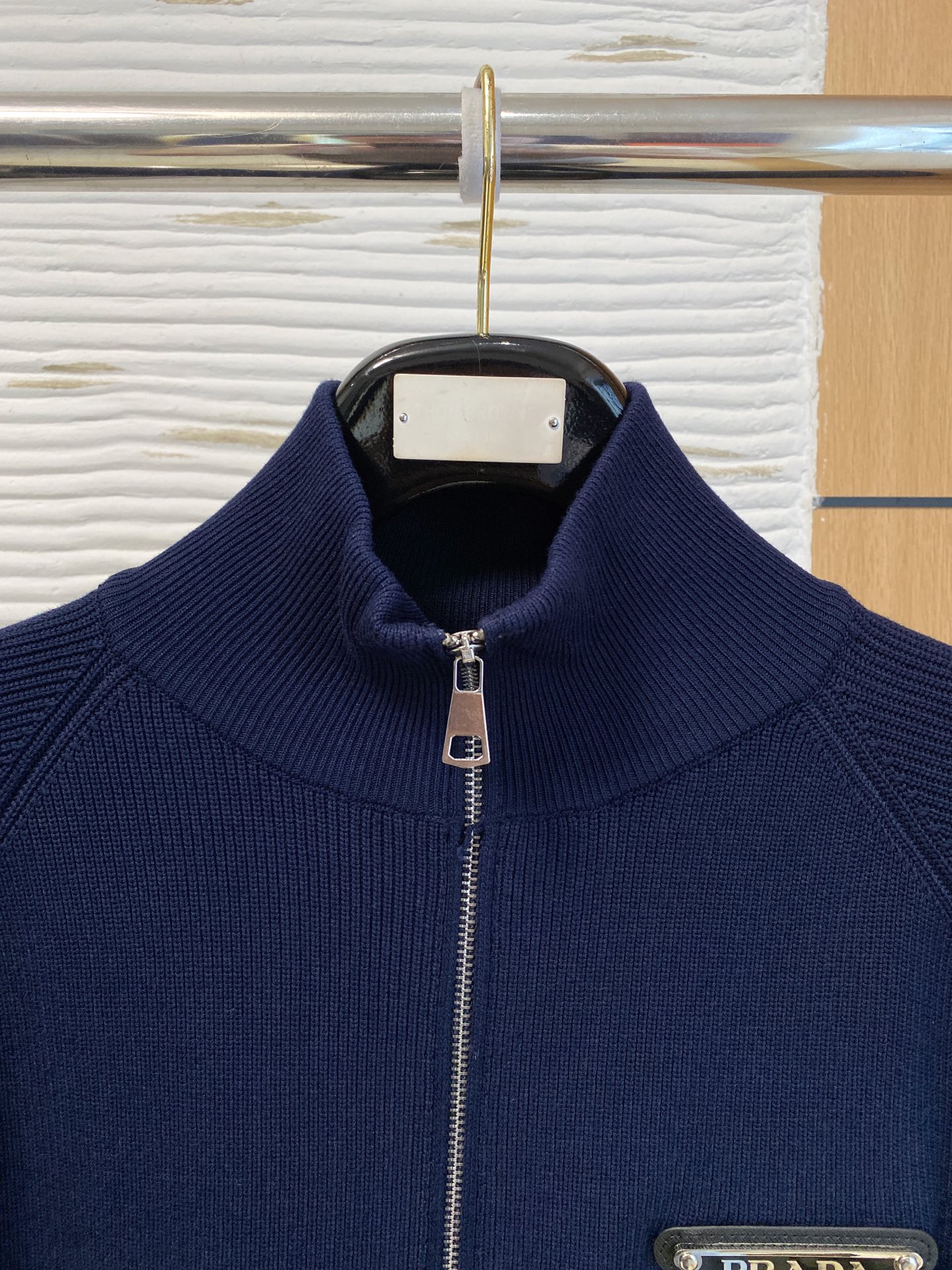 普拉达 2025秋冬羊毛混纺开衫拉链针织毛衣，采用进口定制纱线，上身舒适保暖，专柜同步在售。三标齐全。码