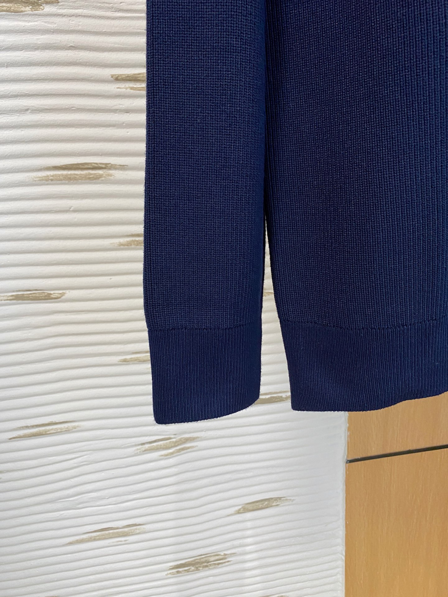 普拉达 2025秋冬羊毛混纺开衫拉链针织毛衣，采用进口定制纱线，上身舒适保暖，专柜同步在售。三标齐全。码