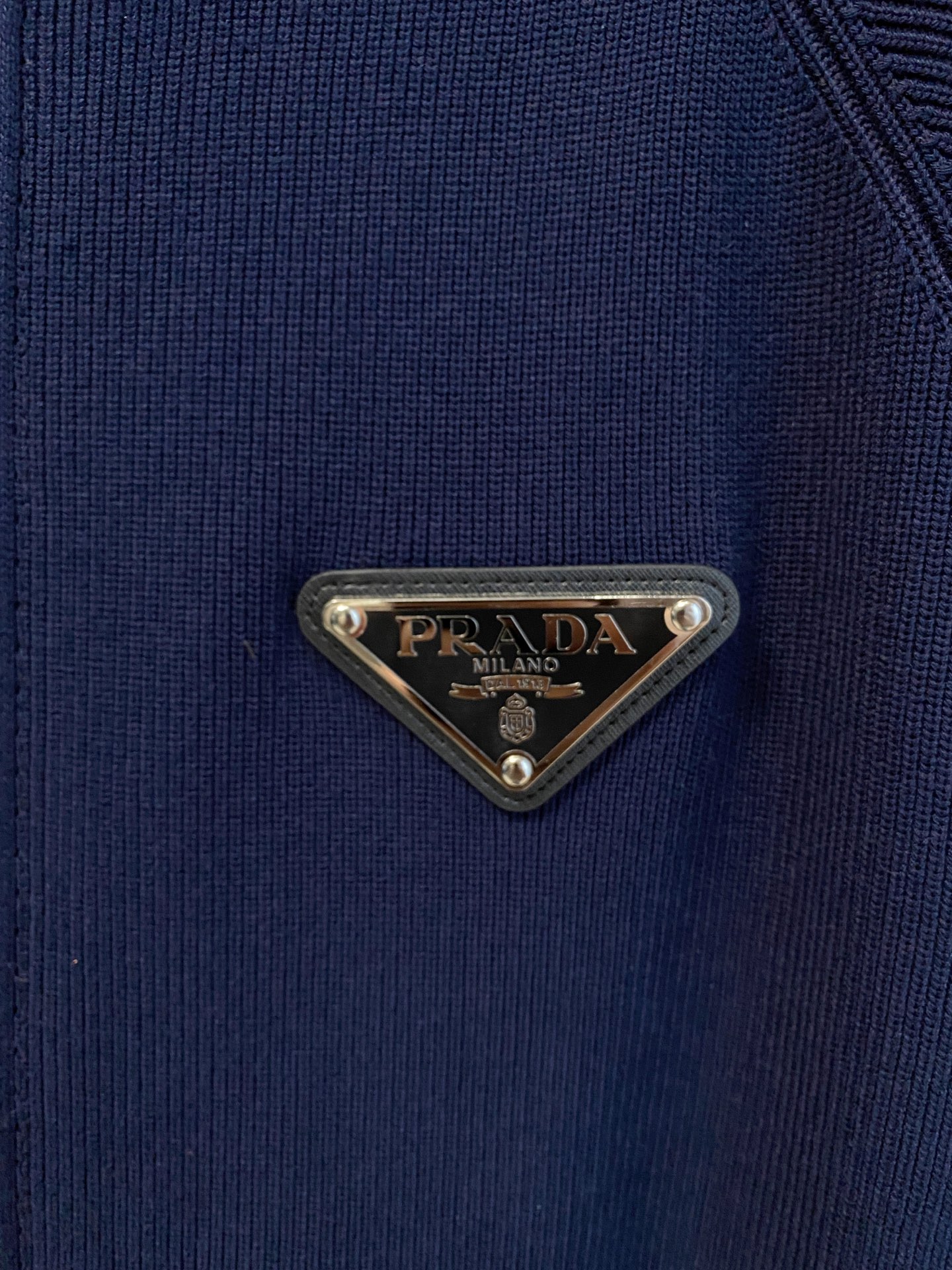 普拉达 2025秋冬羊毛混纺开衫拉链针织毛衣，采用进口定制纱线，上身舒适保暖，专柜同步在售。三标齐全。码