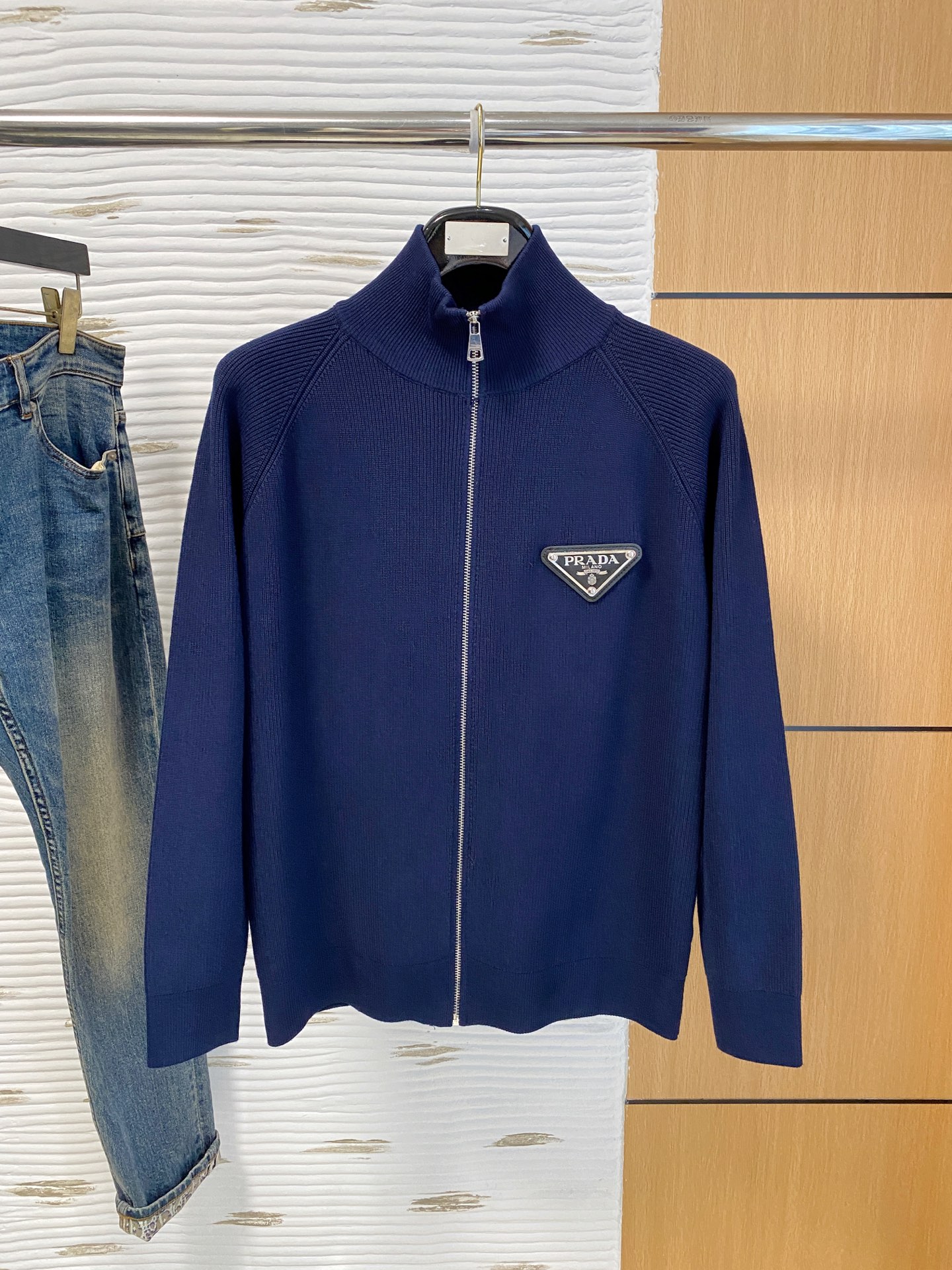 普拉达 2025秋冬羊毛混纺开衫拉链针织毛衣，采用进口定制纱线，上身舒适保暖，专柜同步在售。三标齐全。码