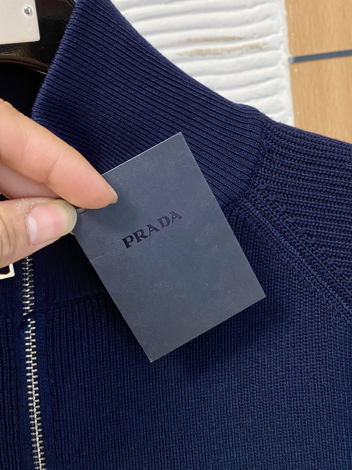 普拉达 2025秋冬羊毛混纺开衫拉链针织毛衣，采用进口定制纱线，上身舒适保暖，专柜同步在售。三标齐全。码
